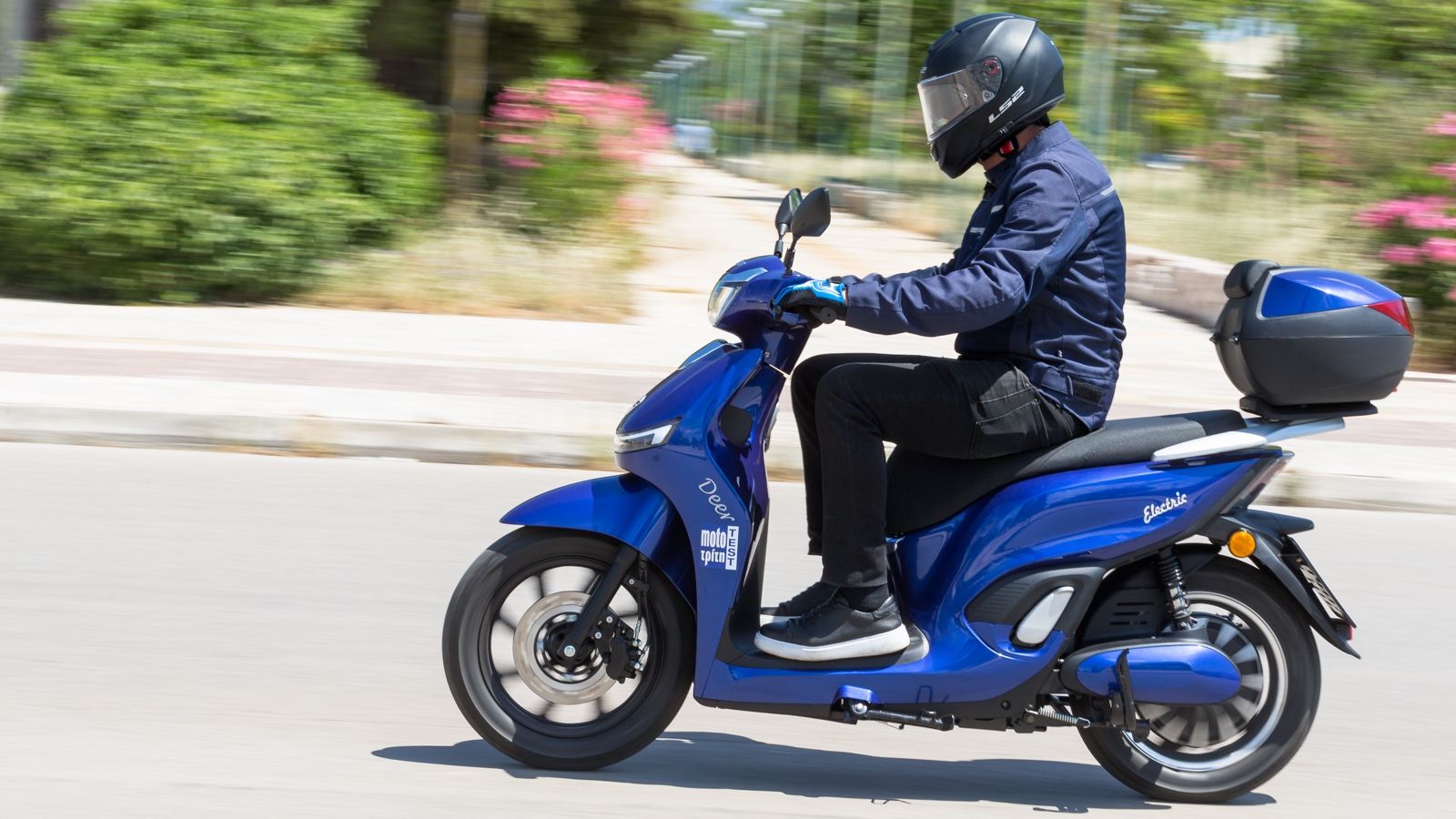 Το τιμόνι έχει μεγάλο κόψιμο, οπότε δεν θα βρεθείς ποτέ στριμωγμένος σε μποτιλιαρίσματα.