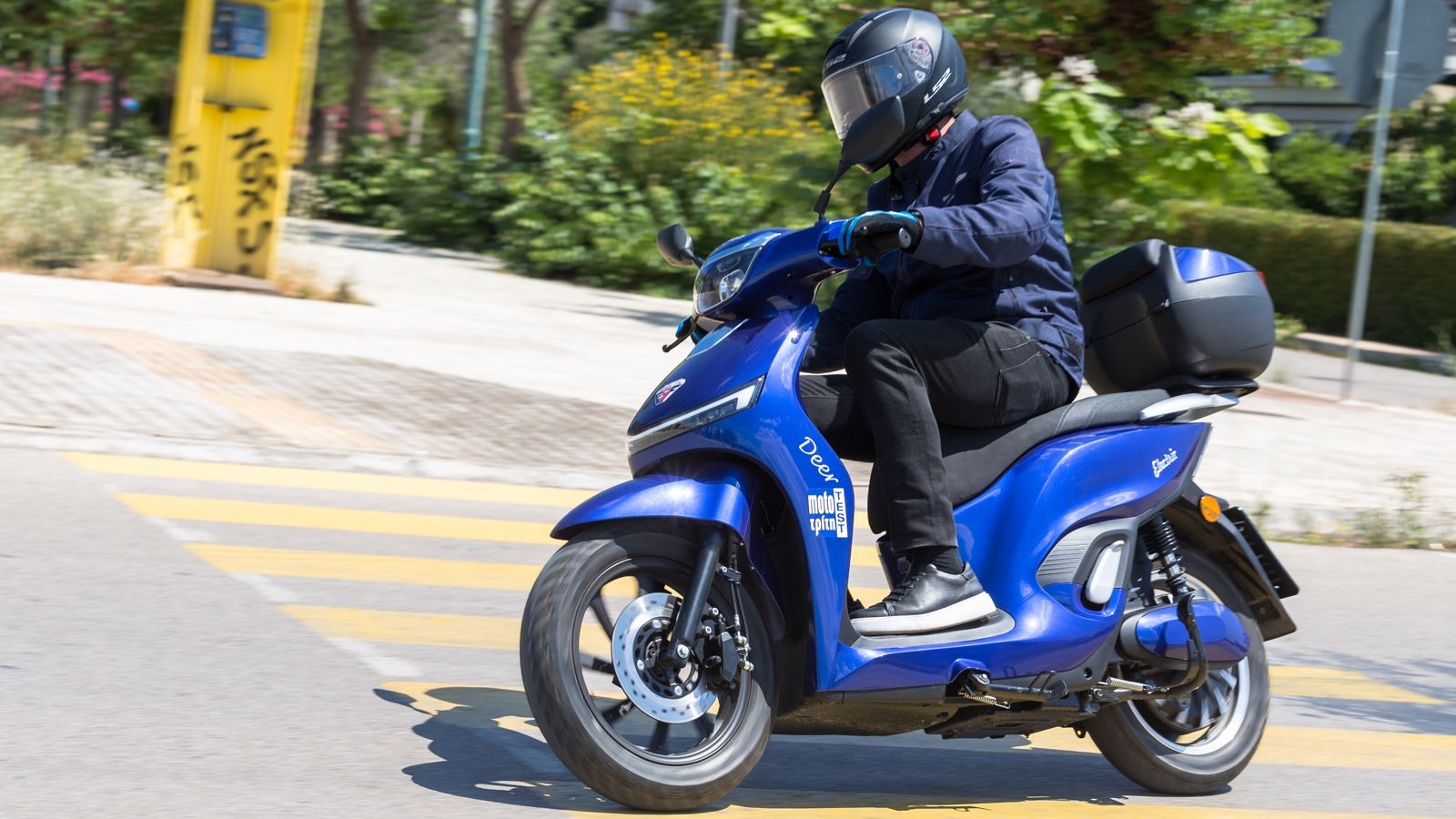 Με αρκετό νεύρο και αρκετή ροπή πετάγεται πρώτο από το φανάρι.