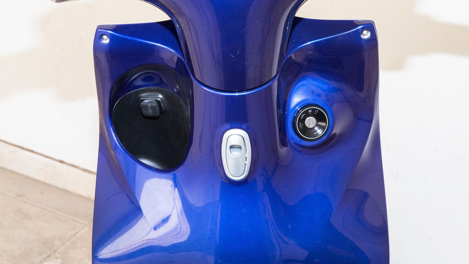 Ανοιχτή θήκη και θύρα USB στην ποδιά.