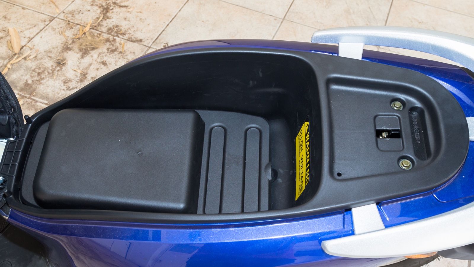 Λόγω της μπαταρίας, ο χώρος κάτω από τη σέλα είναι περιορισμένος.