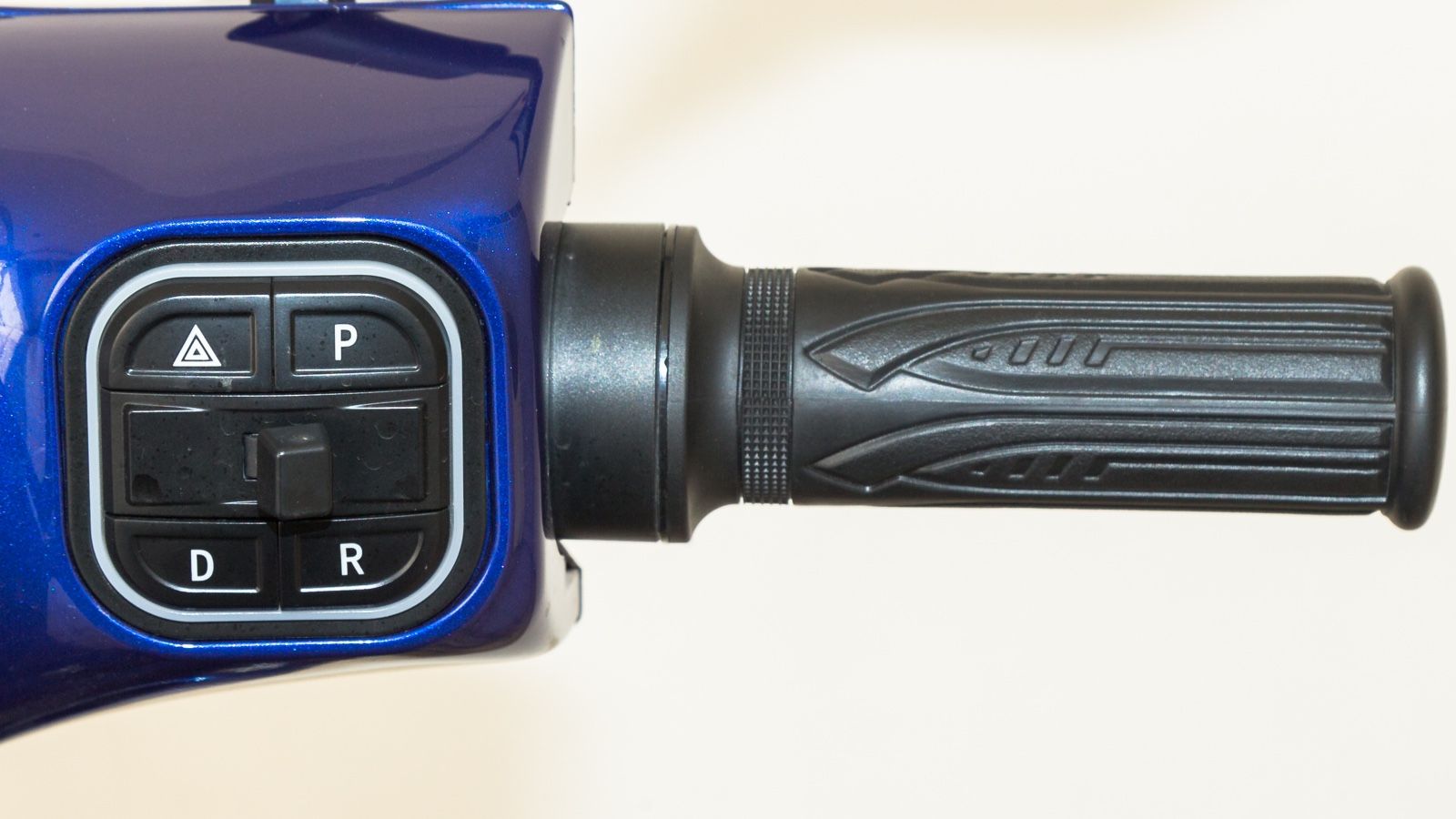 Επιλογέας προγραμμάτων οδήγησης και όπισθεν.