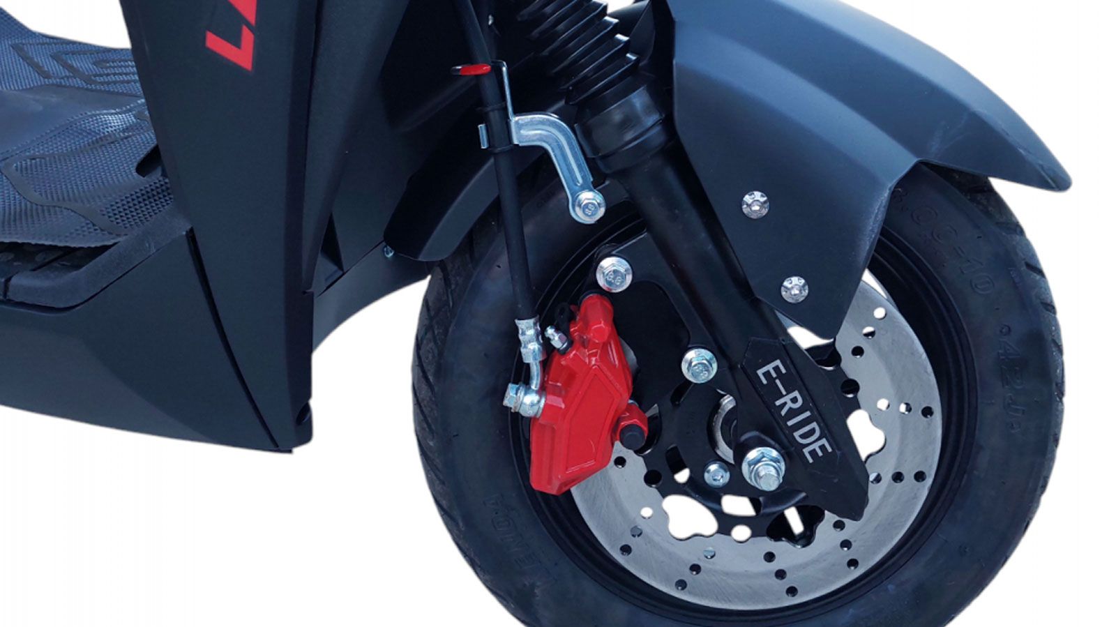 Η καθημερινή πρακτικότητα ενισχύεται με LED φώτα, υδραυλικά δισκόφρενα εμπρός και πίσω, συναγερμό 100 dB, τηλεχειρισμό κλειδώματος και τρία προγράμματ