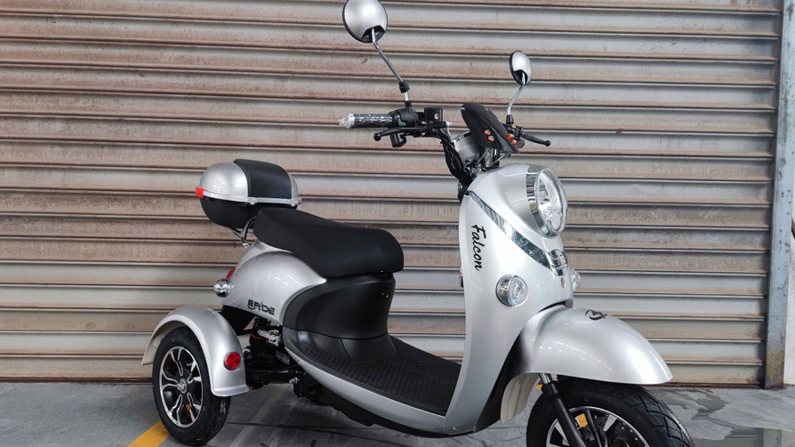 Το E-RIDE FALCON-C υιοθετεί έναν εντελώς διαφορετικό χαρακτήρα. Πρόκειται για ένα τρίτροχο ηλεκτρικό scooter, με σχεδίαση που θυμίζει κλασικά ιταλικά 