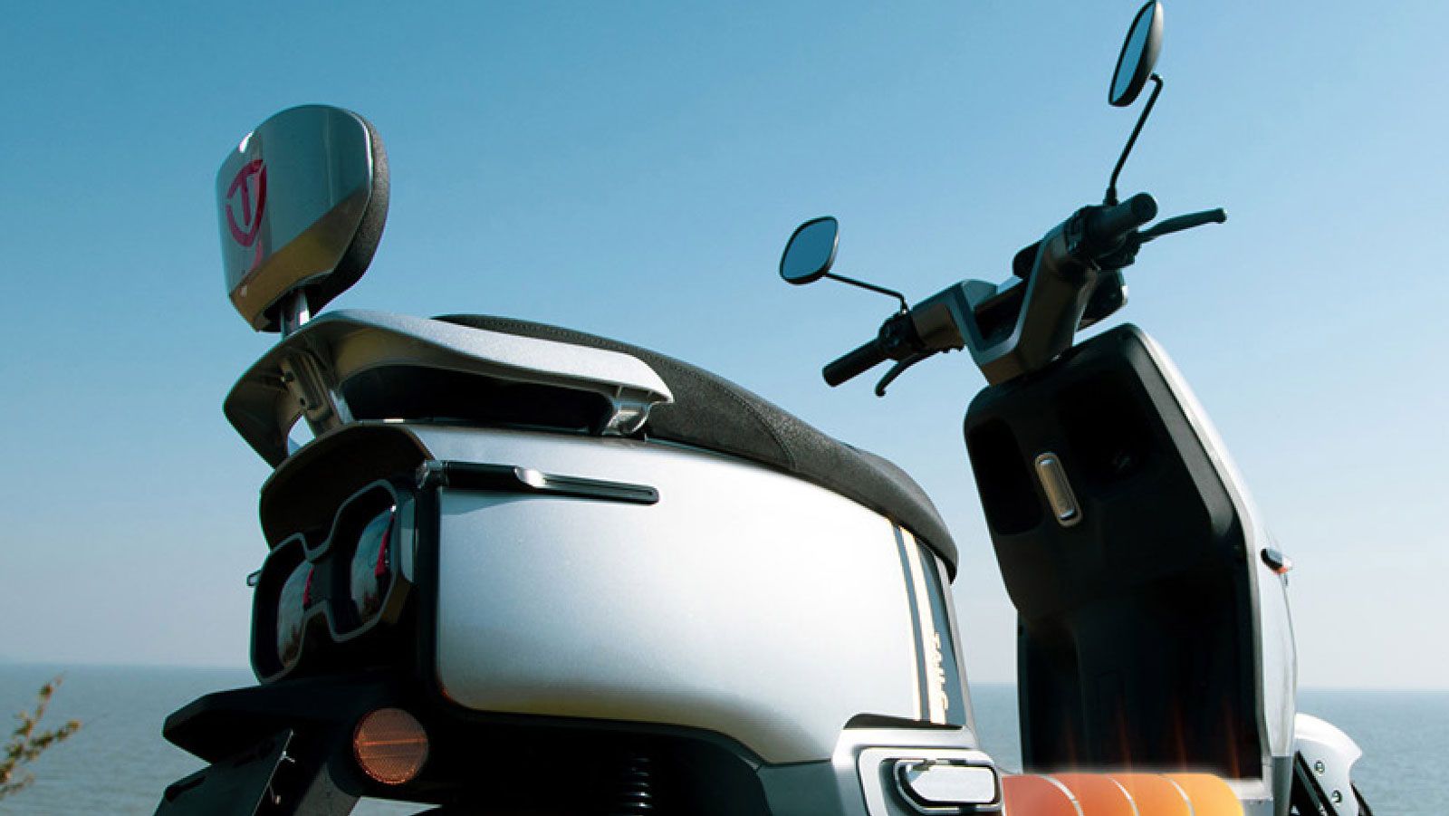 Κάτω από το συμπαγές του περίβλημα κρύβεται ένας ηλεκτροκινητήρας 1.200W, που επιτρέπει στο F52 να επιταχύνει ομαλά και αθόρυβα, χωρίς κραδασμούς. Η τ