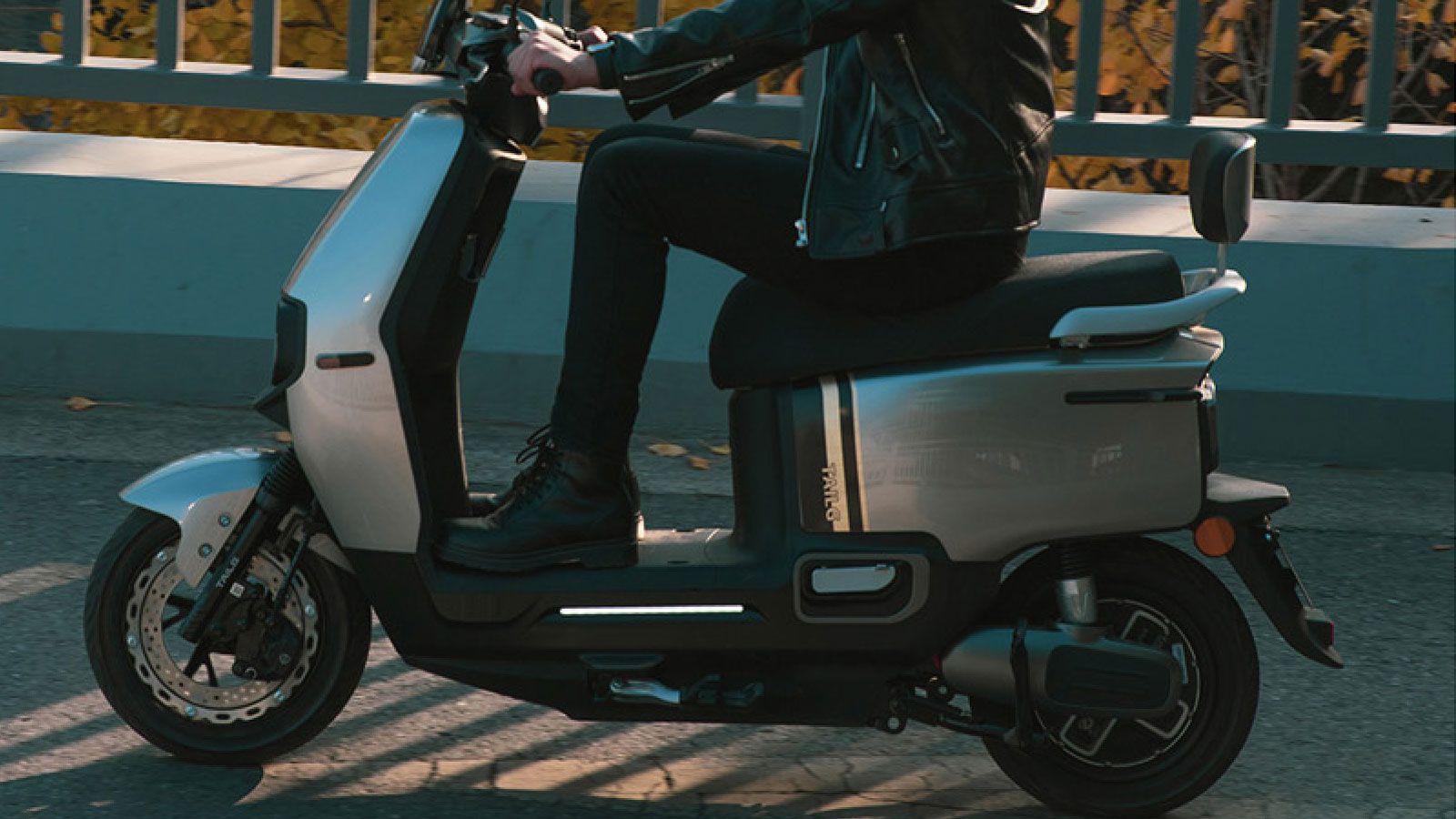 Η επιλογή της μπαταρίας μολύβδου κρατά χαμηλά την τιμή και κάνει το F52 προσβάσιμο ακόμα και χωρίς κρατική επιδότηση. Μια έξυπνη λύση για μικρές αποστ