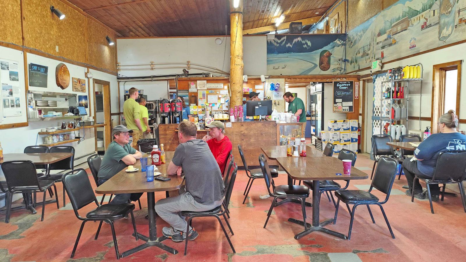 Ένα μικρό καταφύγιο στη μέση του πουθενά, όπου ένα δωμάτιο στο μοναδικό μοτέλ κόστιζε 250 δολάρια – μια ένδειξη για το πόσο απομονωμένο είναι το