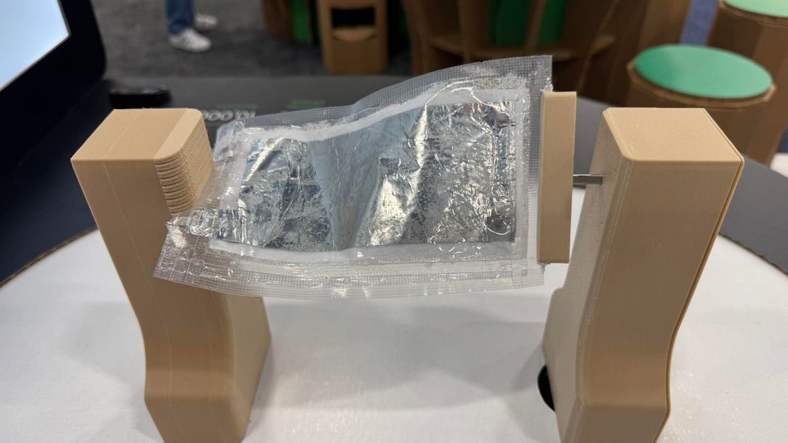 Χάρτινη μπαταρία παίρνει επιχορήγηση 2 εκατομμύρια, αν και δεν αρκεί ούτε για λάμπα.