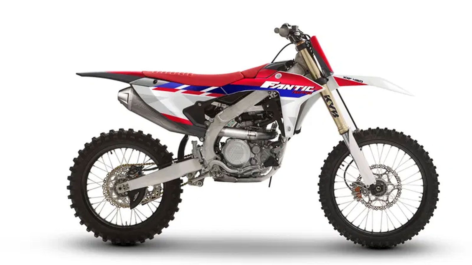 Τα νέα τετράχρονα XXF250 και XXF450 εξοπλίζονται στάνταρ με εξάτμιση τιτανίου Akrapovic, δίνοντας έμφαση τόσο στην απόδοση όσο και στον ήχο.