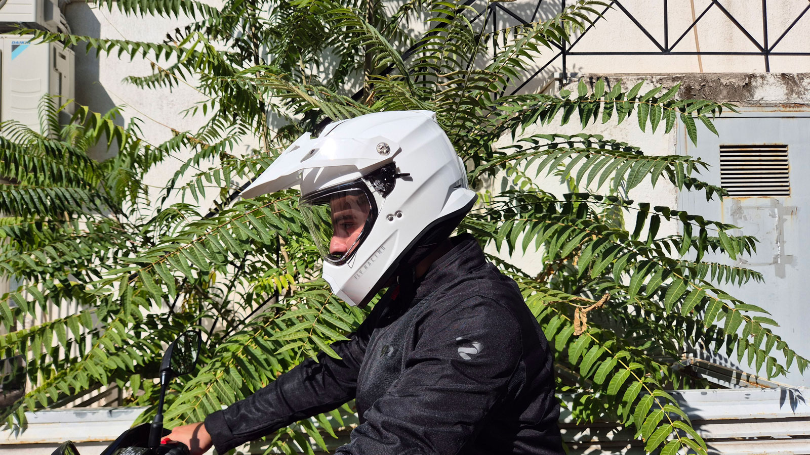 Το Fly Racing Trekker έχει έναν σχεδιασμό εμπνευσμένο από το Motocross.