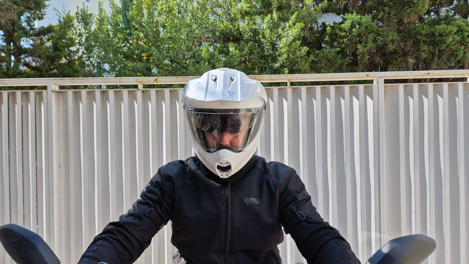 Η εμπρός όψη του Fly Racing Trekker.