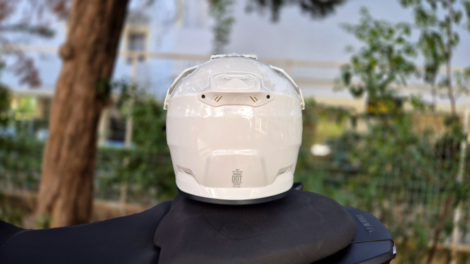 Η πίσω όψη του Fly Racing Trekker με τις εξαγωγές αέρος. 