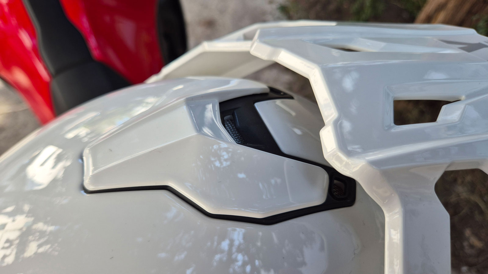 Ο επάνω αεραγωγός τουFly Racing Trekker, έχει αρκετά μεγάλο πλάτος. 