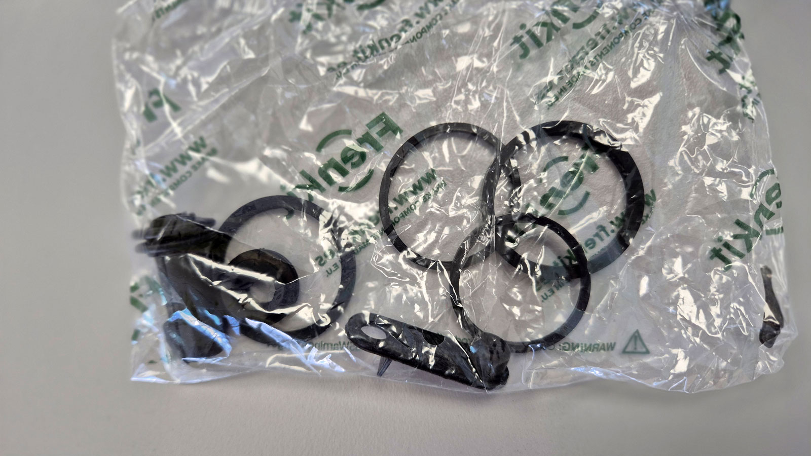 Τα λαστιχάκια και τα O-Ring της Frenkit, για την εμπρόσθια δαγκάνα Brembo (30/32mm) για τα BMW F650 GS.