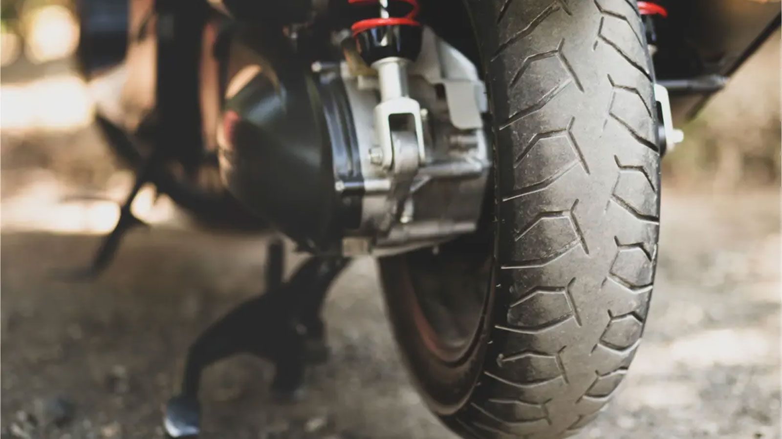 Όταν η μοτοσυκλέτα μένει ακίνητη για μήνες, τα ελαστικά είναι τα πρώτα που πληρώνουν το τίμημα. Το βάρος του οχήματος σε συνδυασμό με τη φυσιολογική α