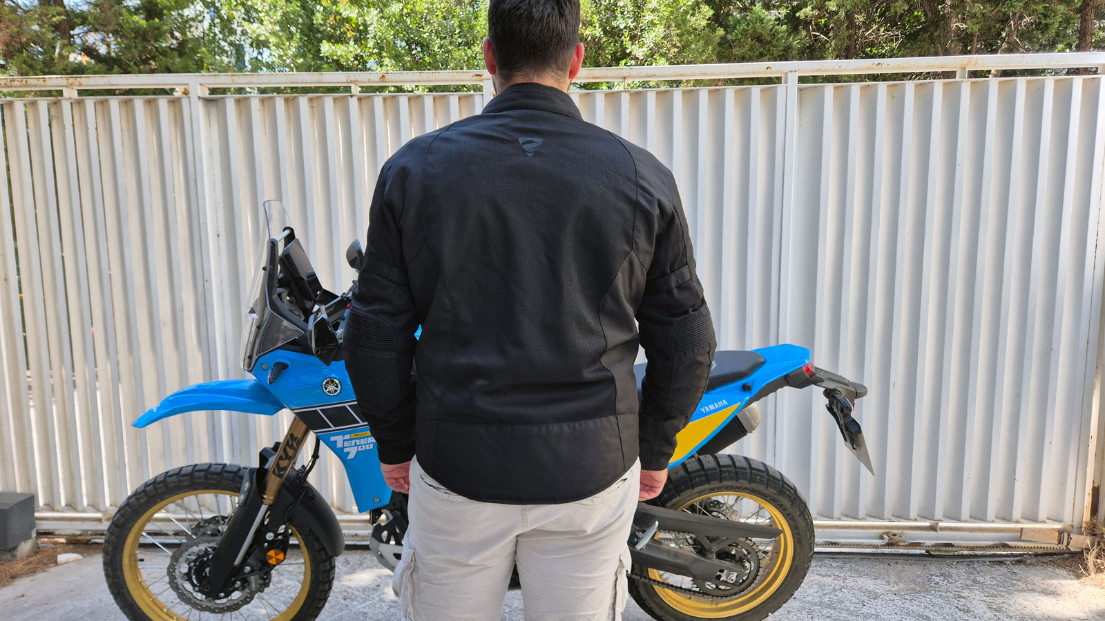 Και το πίσω μέρος του GMS Fiftysix 7 είναι σχεδόν πλήρως διάτρητο. 