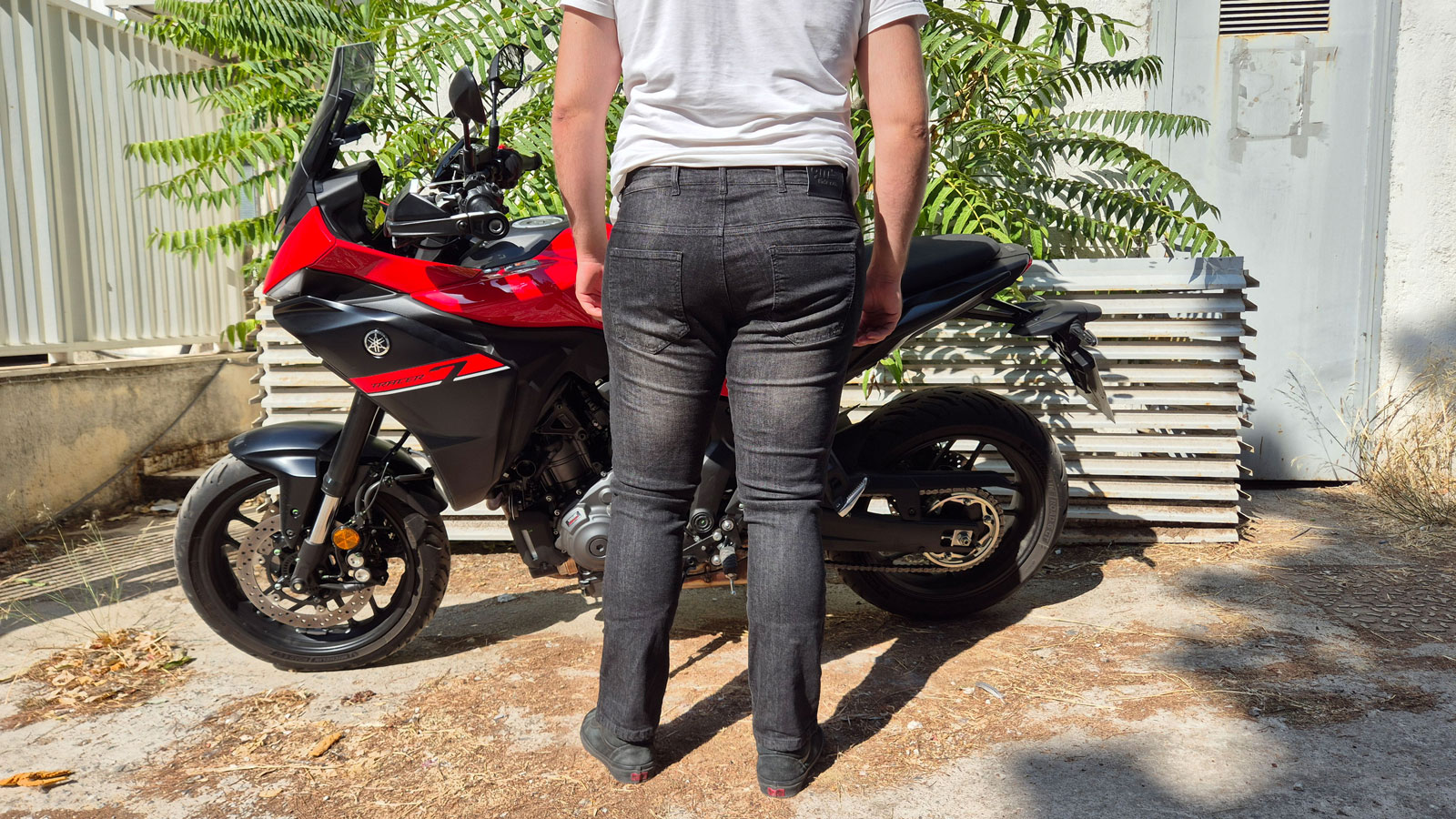 Η πίσω όψη του GMS Cobra Jeans (σε ένα κάπως στενό θα λέγαμε, νουμεράκι) 