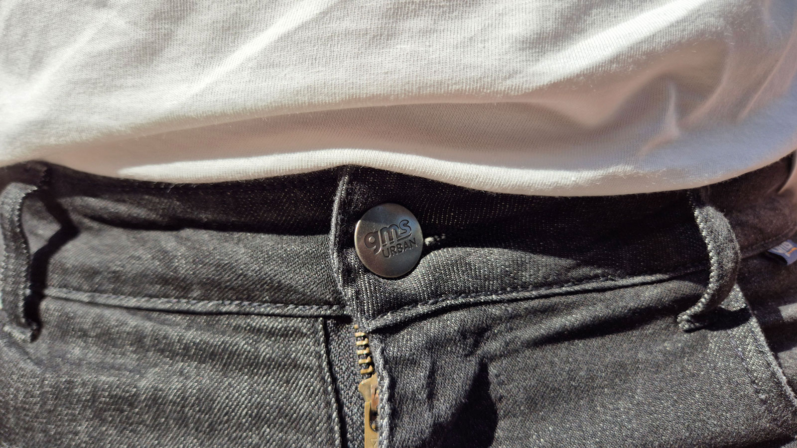 Με κουμπί και φερμουάρ κλείνει εμπρός το GMS Cobra Jeans.