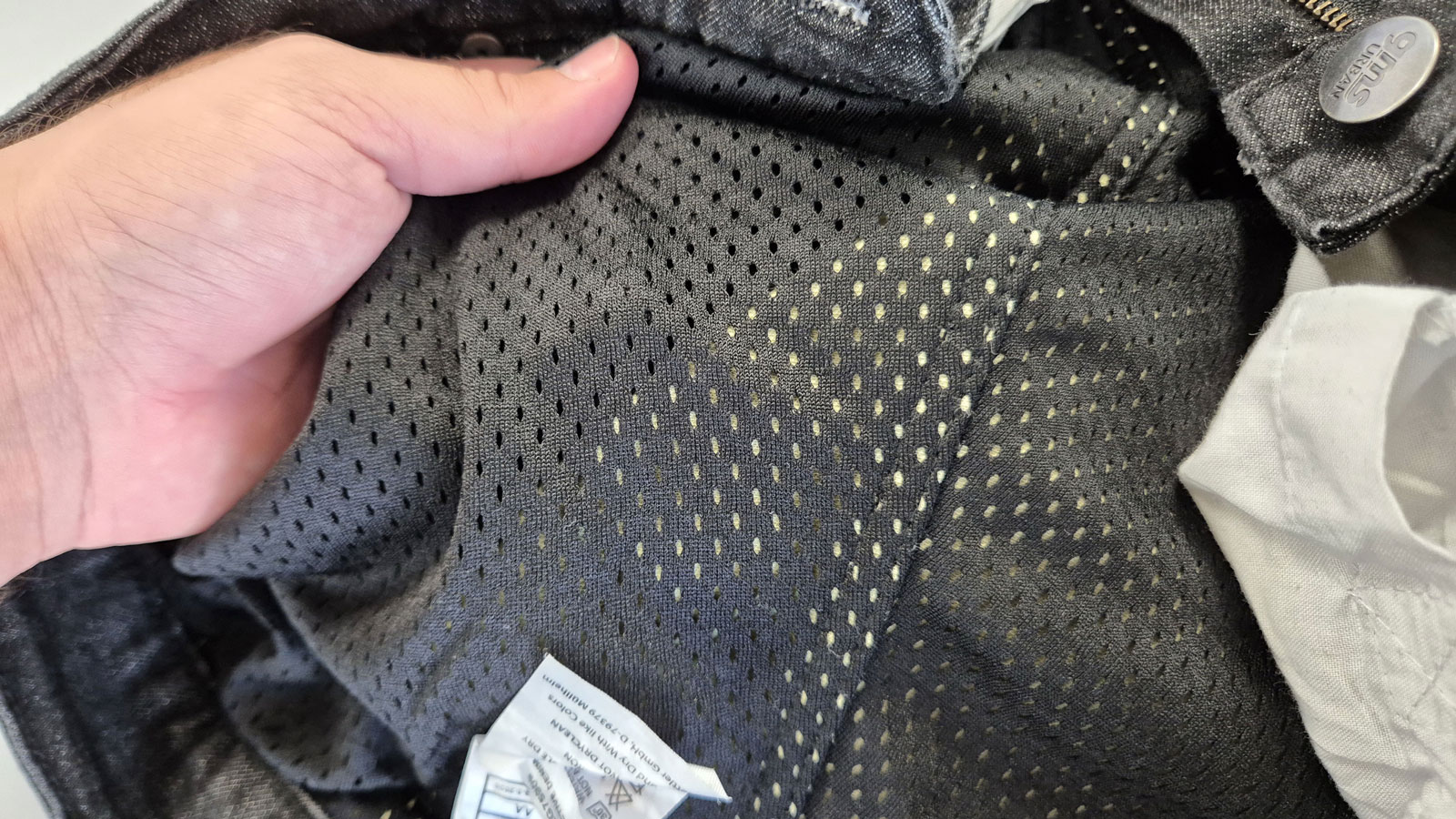 Αυτό είναι το εσωτερικό mesh τύπου ύφασμα του GMS Cobra Jeans, το οποίο βρίσκεται κάτω από τις προστασίες. 