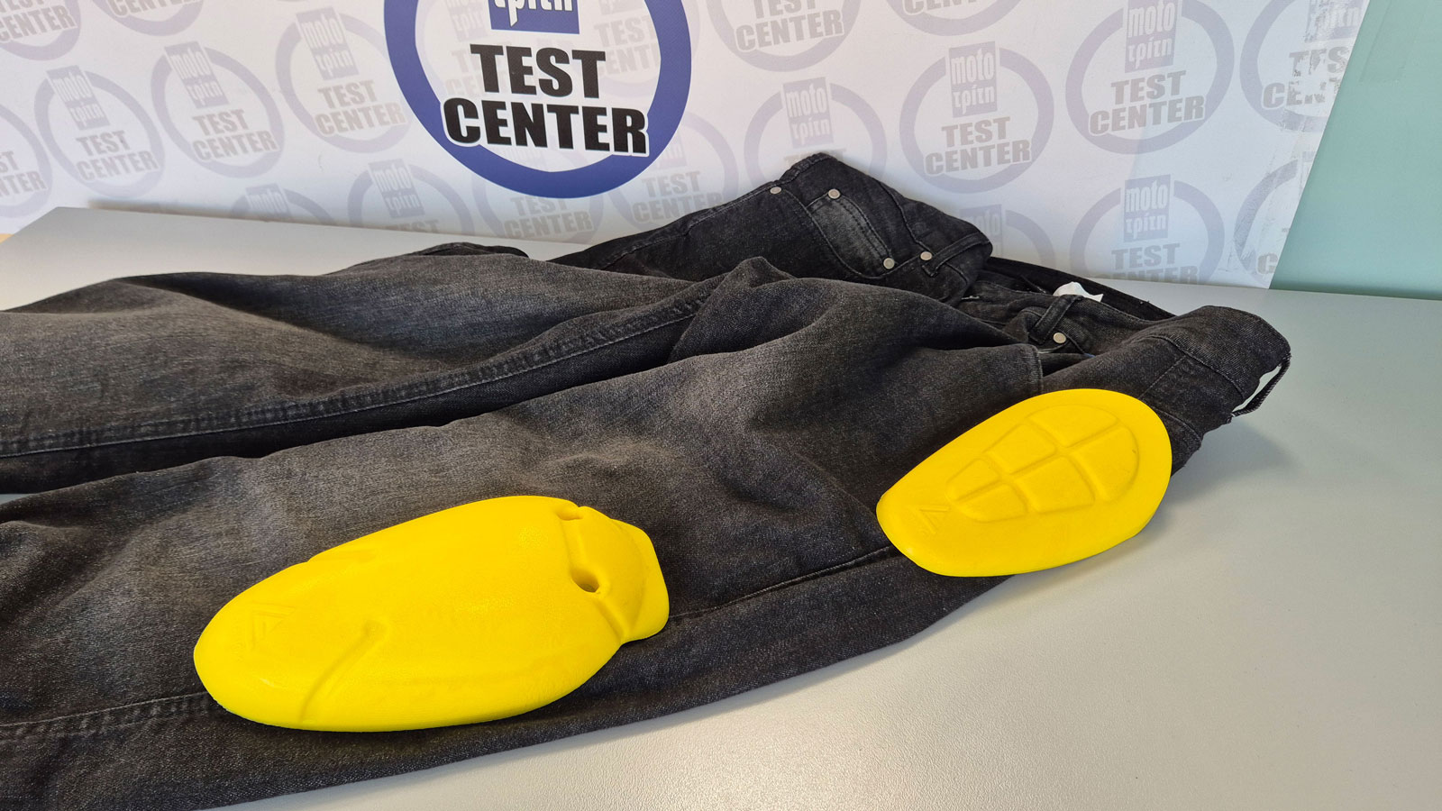 Αυτές είναι οι προστασίες των γονάτων και ισχύων της Armanox στο GMS Cobra Jeans. 