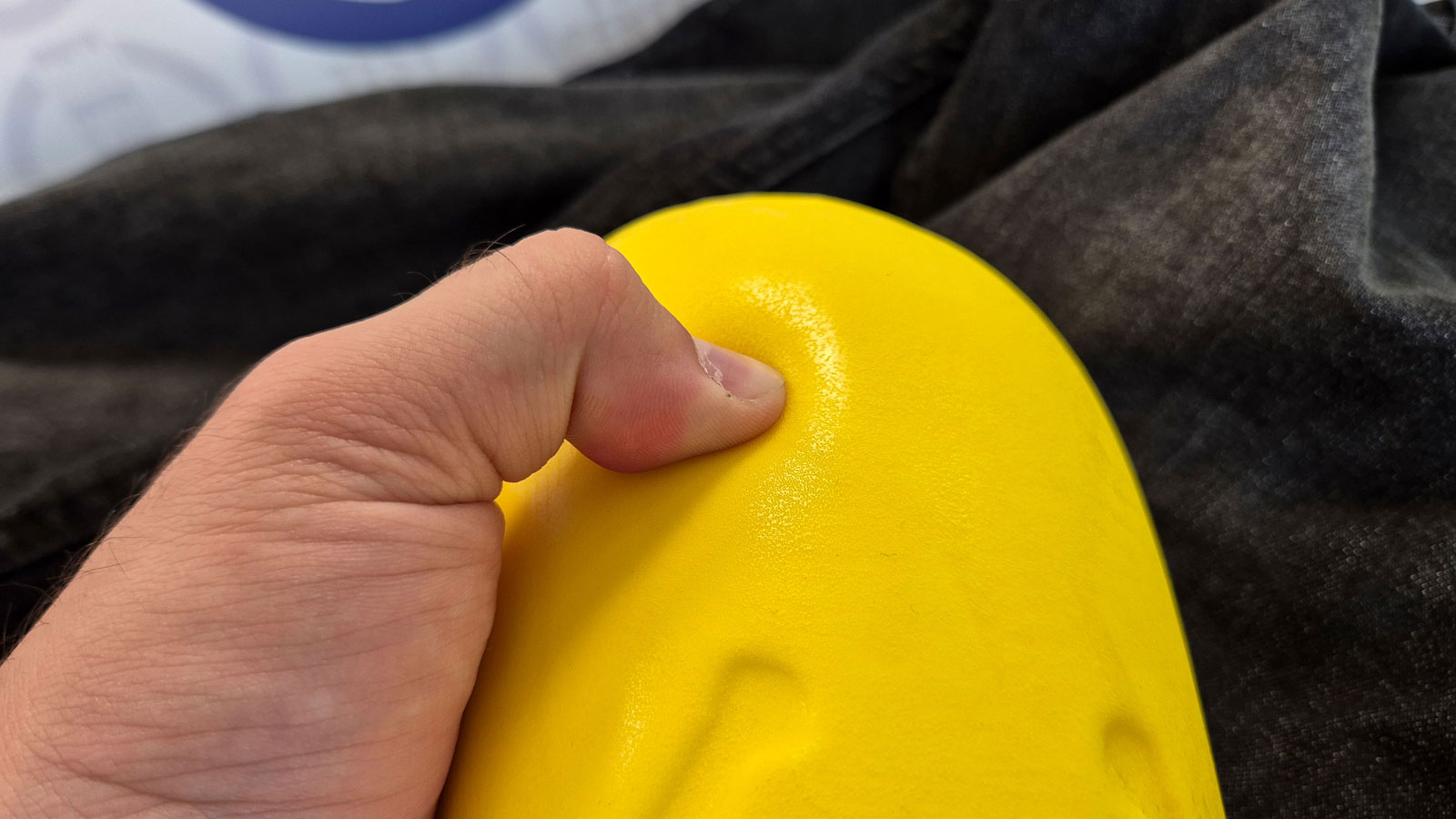 Το υλικό στις προστασίες του GMS Cobra Jeans, έχει την ιδιότητα να σκληραίνει κατά την κρούση, ώστε να προστατεύει. 