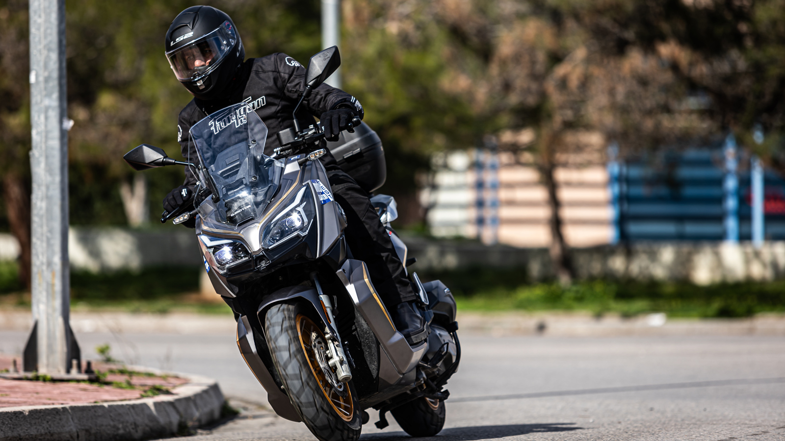 Το QJMotor ATR 125 συνδυάζει μοντέρνα αισθητική με adventure επιρροές. Το μπροστινό του μέρος ξεχωρίζει με DRL “φρύδια” και στρογγυλούς LE