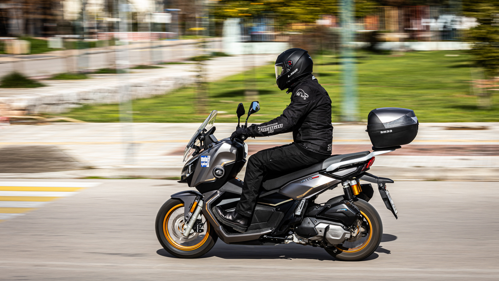 Η θέση οδήγησης του ATR 125 έχει σχεδιαστεί για άνεση και λειτουργικότητα στην πόλη. Ο αναβάτης κάθεται όρθια και σχετικά ψηλά, με το τιμόνι κοντά στο