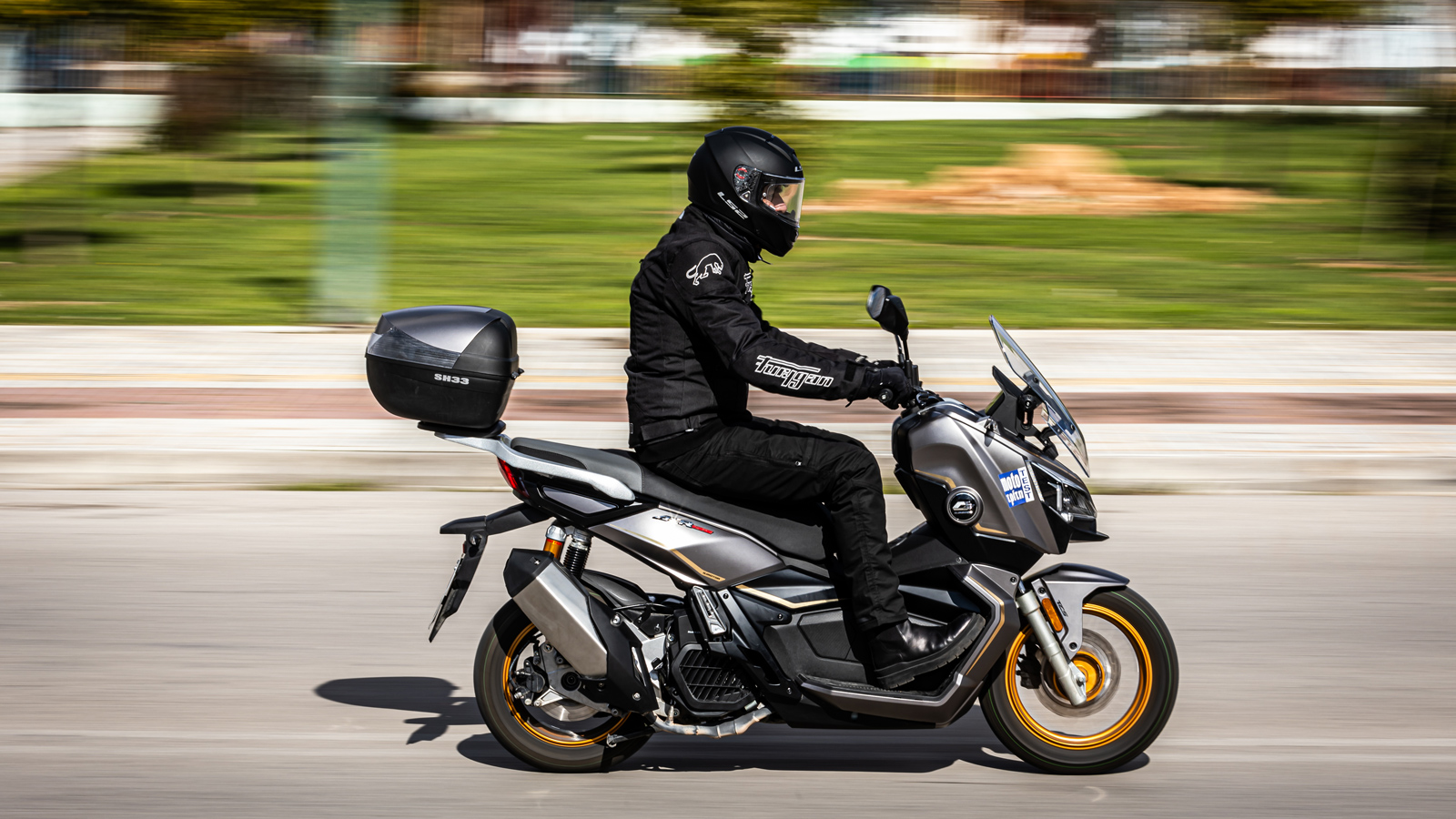 Οι διακόπτες είναι φωτιζόμενοι LED, οι καθρέφτες προσφέρουν καλή ορατότητα χωρίς κραδασμούς και το κλείδωμα του τιμονιού στα δεξιά — λεπτομέρεια