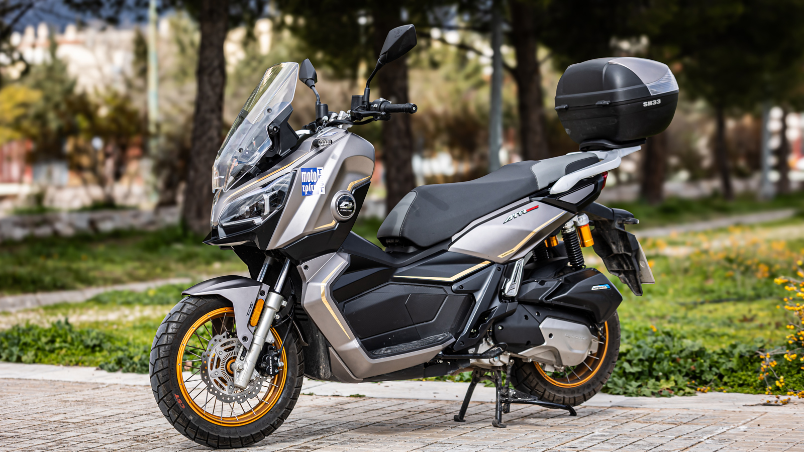 Οι ζάντες βαμμένες σε χρυσό χρώμα με ασημένιες ακτίνες δημιουργούν ένα εντυπωσιακό οπτικό αποτέλεσμα και επιτρέπουν τη χρήση ελαστικών tubeless. Η ποι