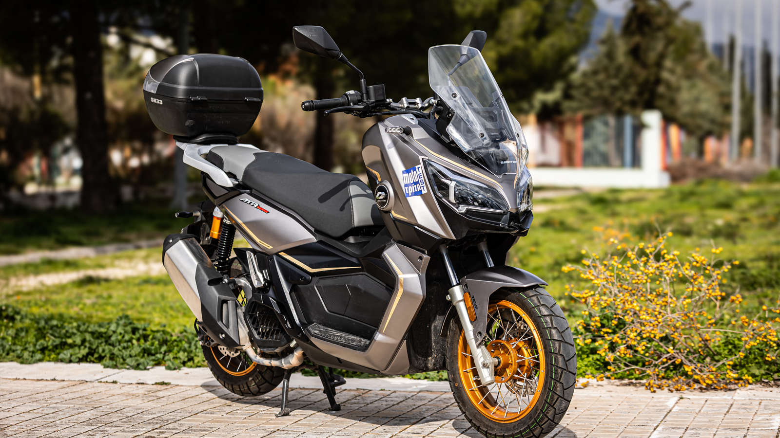 Η σέλα είναι ευρύχωρη και ισορροπημένη σε σκληρότητα, άνετη και για τον συνεπιβάτη, που απολαμβάνει μεγάλες χειρολαβές και κάτω από αυτήν χωρά ένα ful