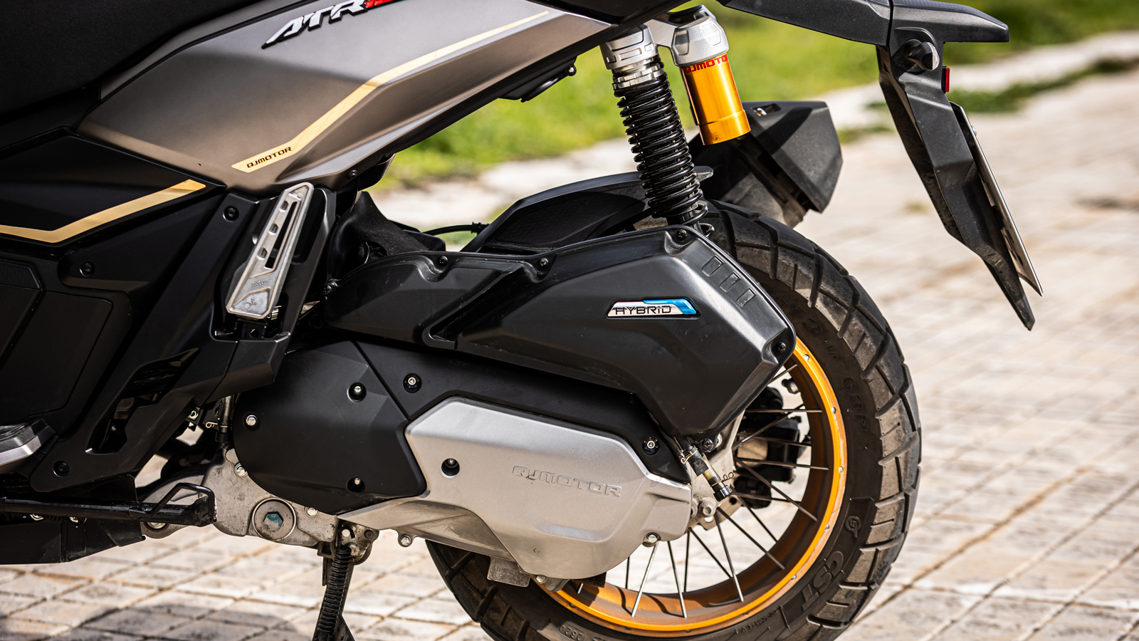 Το QJMotor ATR 125, με τιμή 2.695 ευρώ, αποτελεί μια πρωτοποριακή πρόταση στην κατηγορία των 125 κ.εκ., χάρη στο υβριδικό του σύστημα που συνδυάζει απ