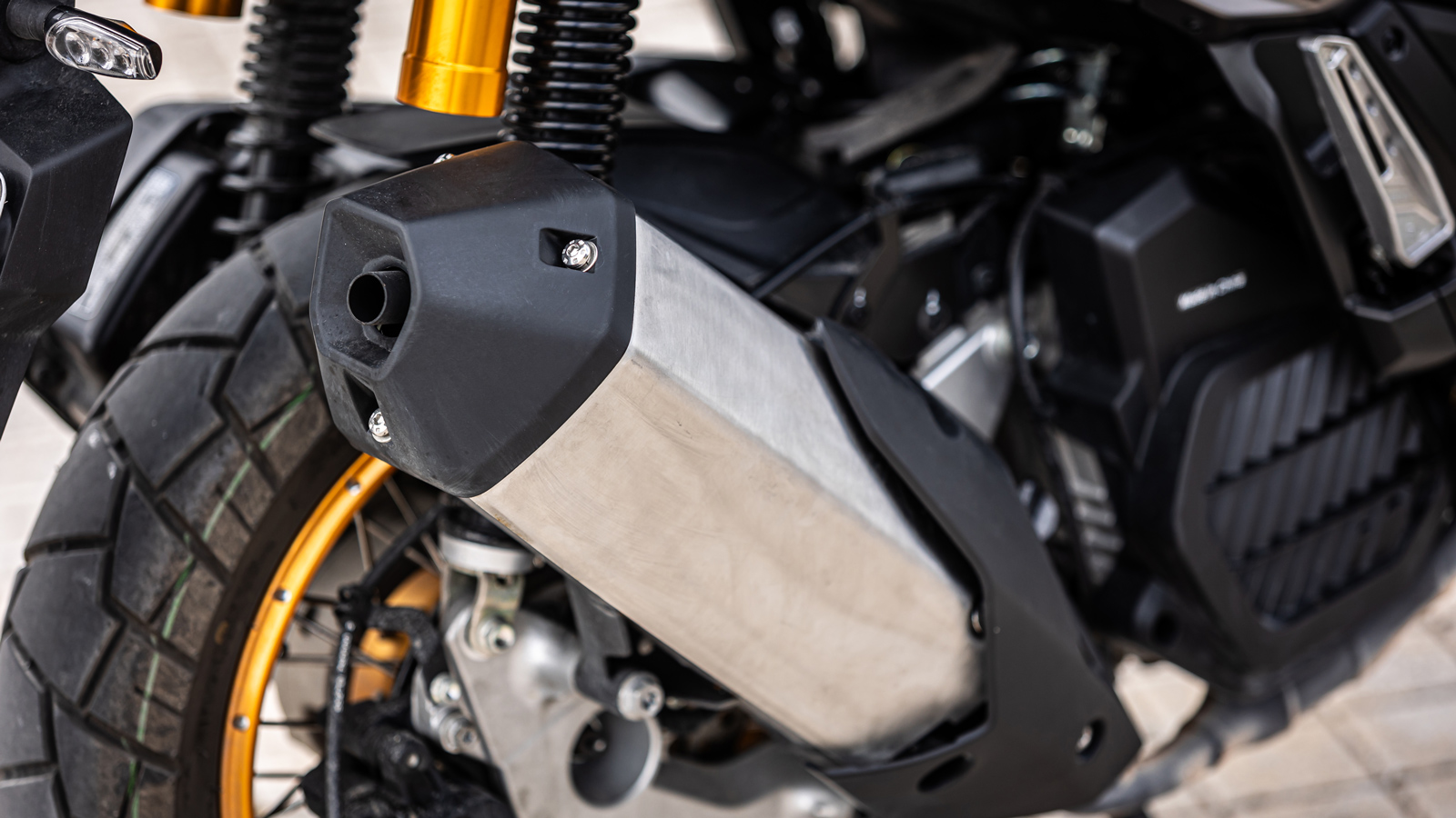 Ο υδρόψυκτος μονοκύλινδρος κινητήρας αποδίδει 15 ίππους στις 8.750 σ.α.λ. και 12 Nm ροπής στις 8.250 σ.α.λ., με τη γεννήτρια υποβοήθησης να αντικαθιστ