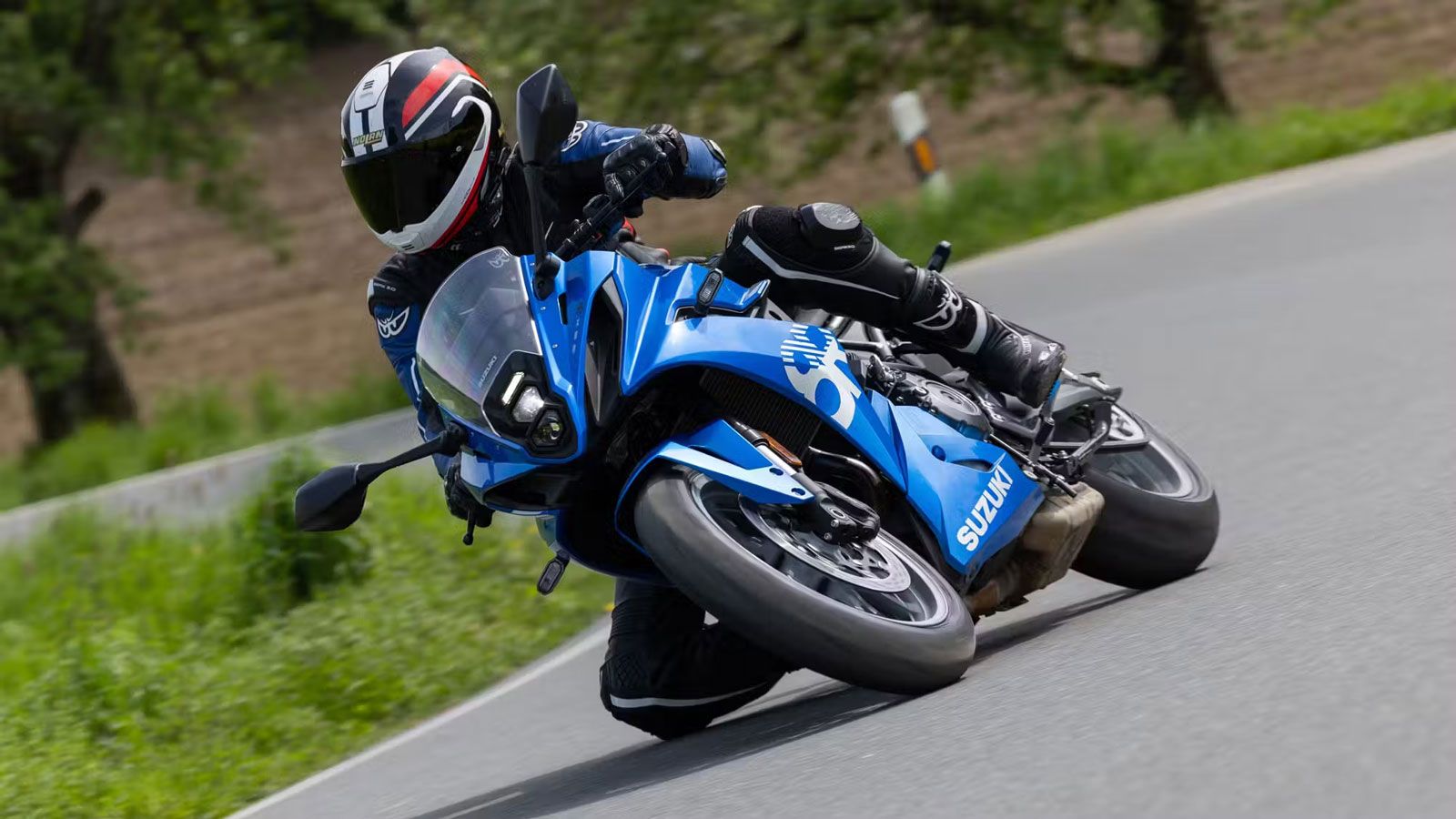 Η Suzuki φαίνεται πως ετοιμάζει το επόμενο μεγάλο βήμα στη μεσαία κατηγορία touring: μετά την επιβεβαίωση της GSX-8 ως T μοντέλου στην Ευρώπη, έρχοντα