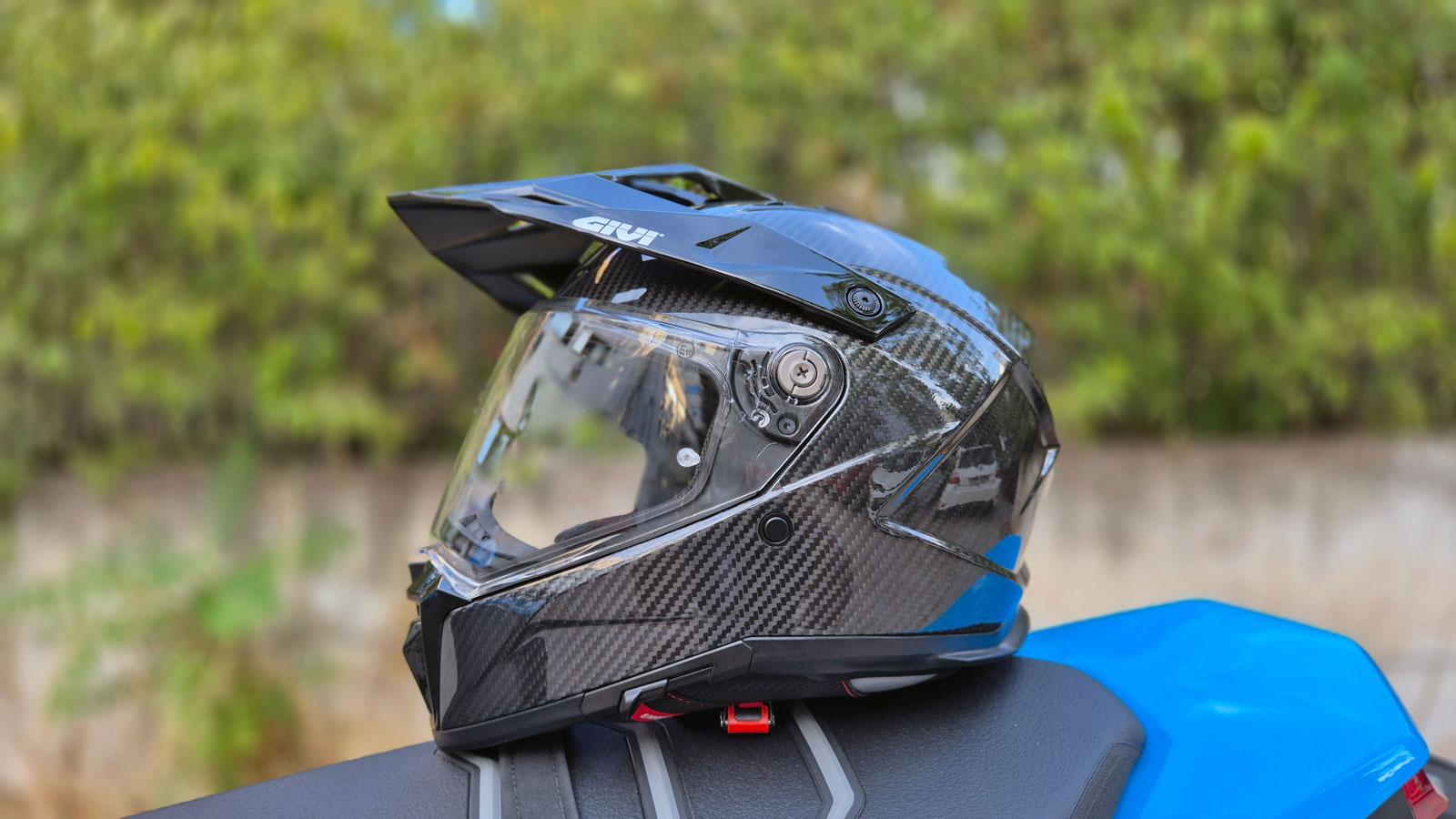 Η ζελατίνα του Givi H80.1 Carbon είναι αρκετά μεγάλη προσφέροντας ένα ευρύ πεδίο όρασης, στοιχείο πολύ σημαντικό στην Adventure οδήγηση. 