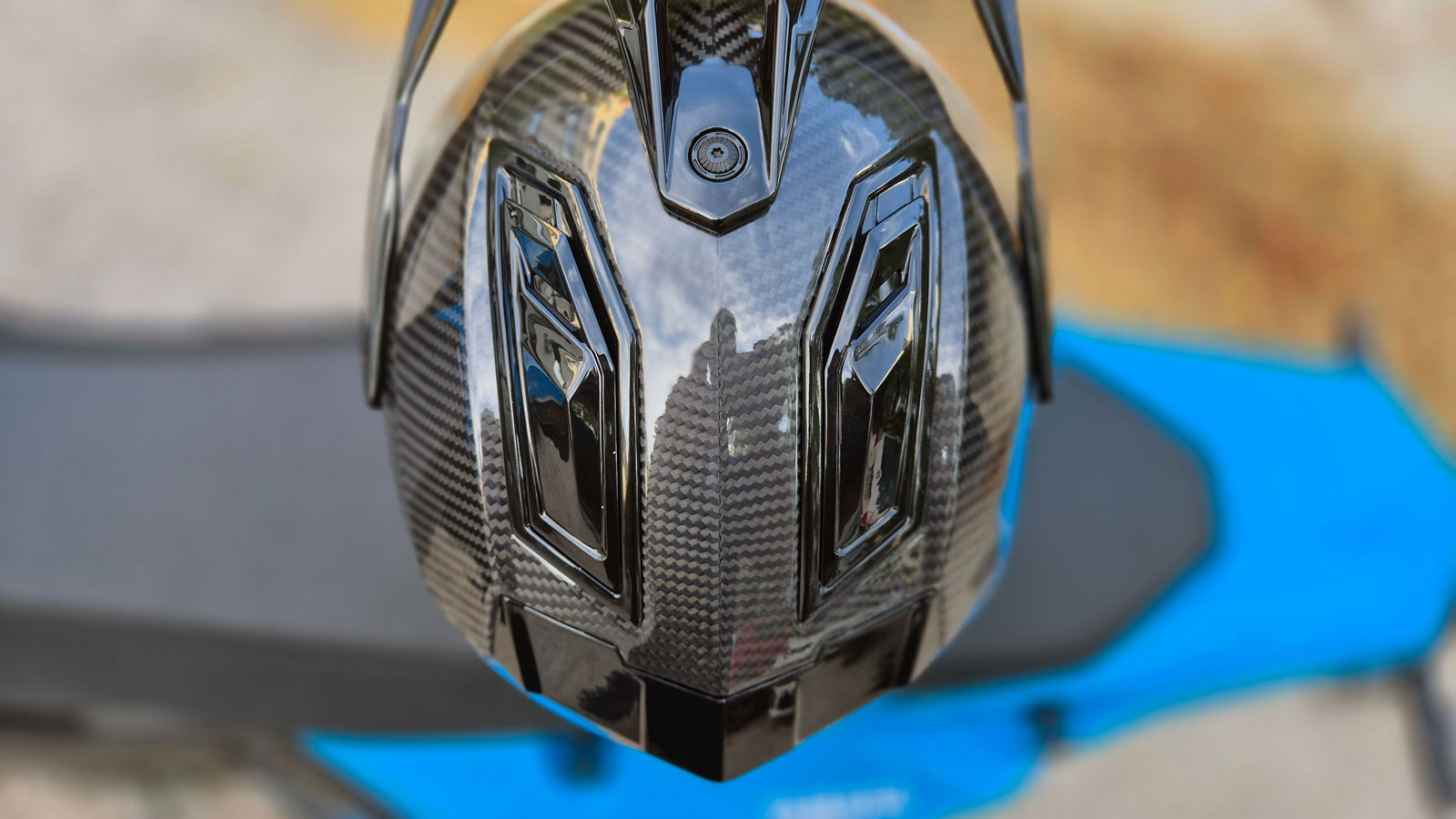 Στο πάνω μέρος του Givi H80.1 Carbon θα βρεις δύο ακόμα αεραγωγούς. 