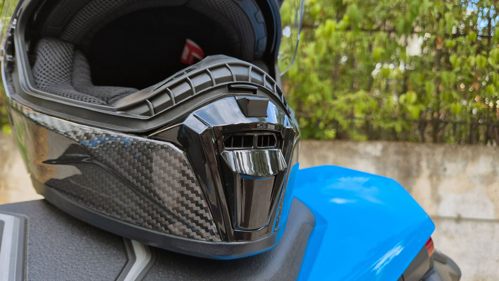 Το Givi H80.1 Carbon διαθέτει ένα εκτεταμένο σύστημα εξαερισμού με έναν από τους βασικούς αεραγωγούς εισαγωγής να βρίσκεται στο πιγούνι. 