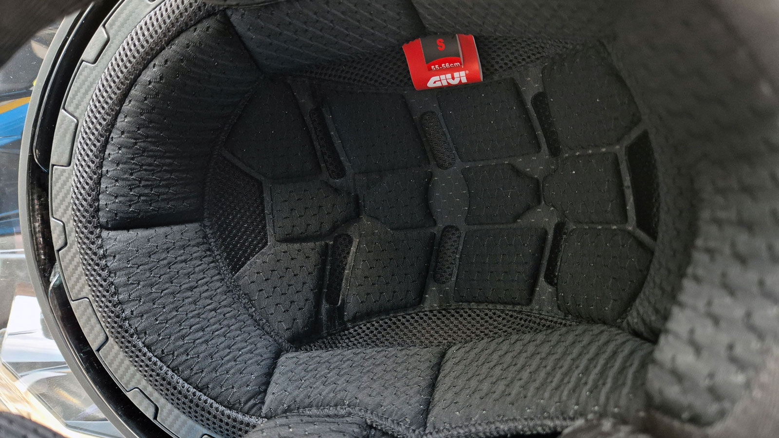 Η επένδυση του Givi H80.1 Carbon, αποκτά μαξιλαράκια με υποαλλεργικές ιδιότητες.  