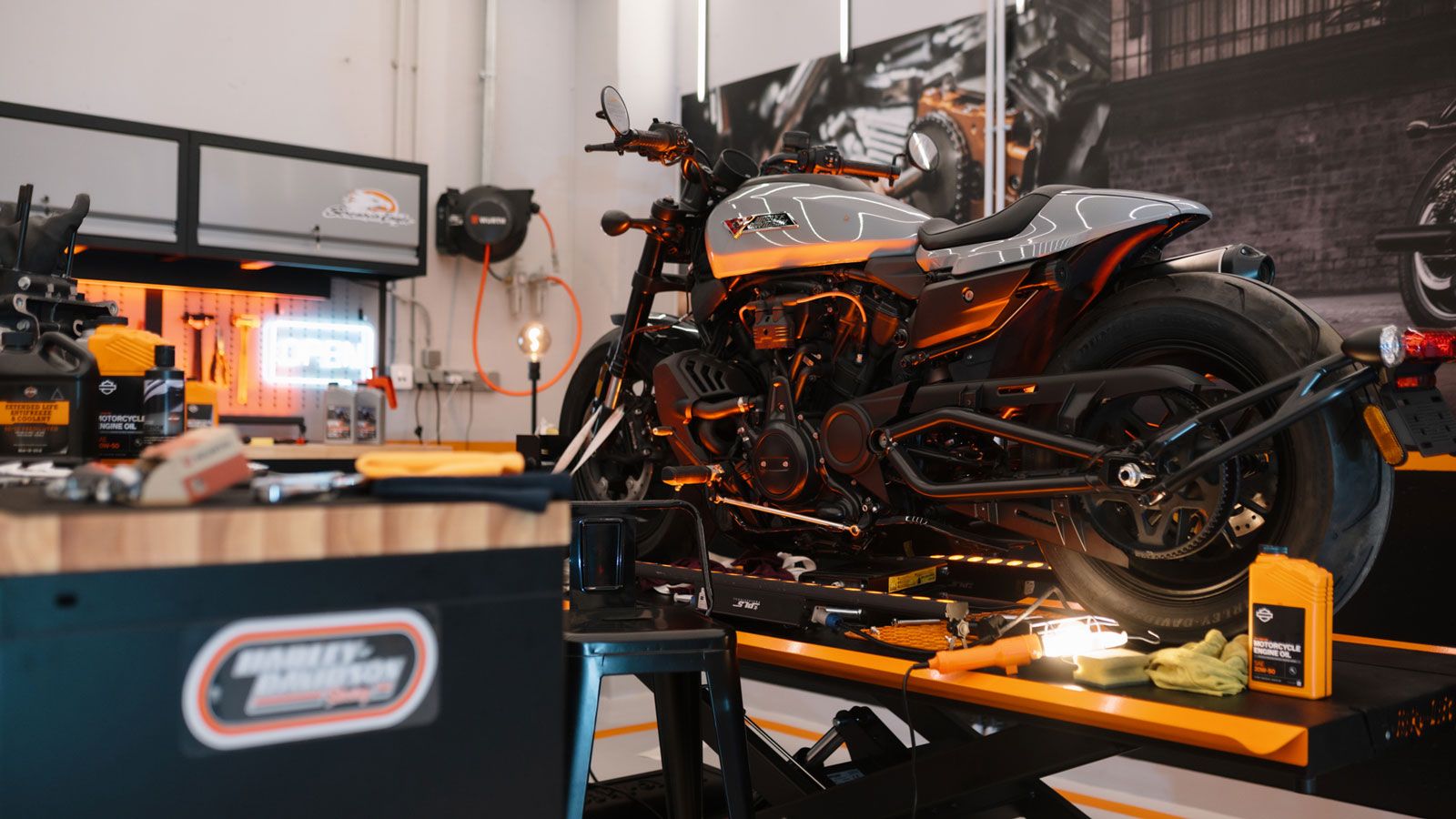 Ο χώρος έχει σχεδιαστεί ώστε να συνδυάζει την παραδοσιακή αισθητική της Harley-Davidson με τη σύγχρονη εμπειρία εξυπηρέτησης, προσφέροντας στους λάτρε