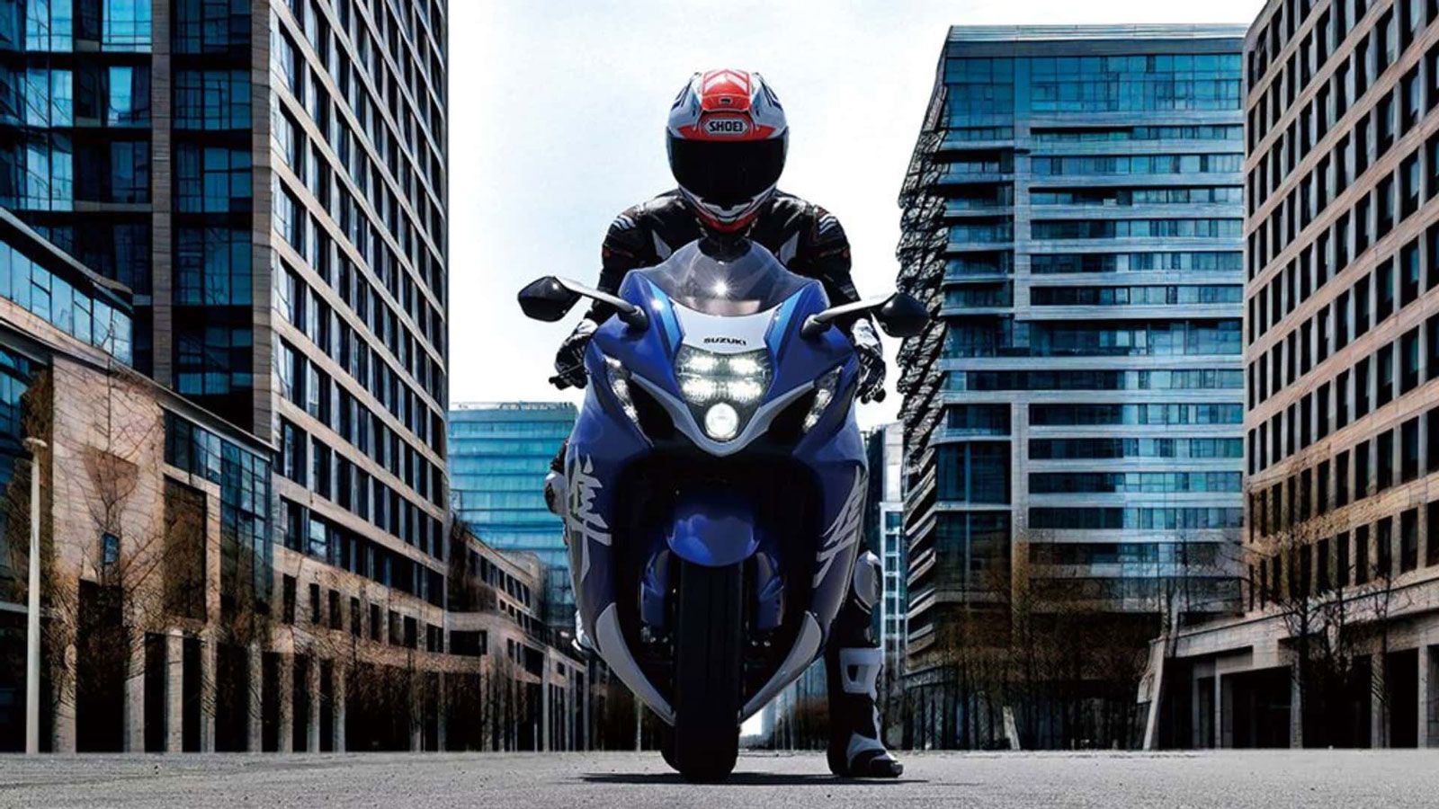 Στο εμπρός μέρος, το fairing δεν φέρει απλώς λευκή βαφή, αλλά ειδικό ένθετο, κάτι που διαφοροποιεί περαιτέρω τη συγκεκριμένη έκδοση από τις υπόλοιπες.