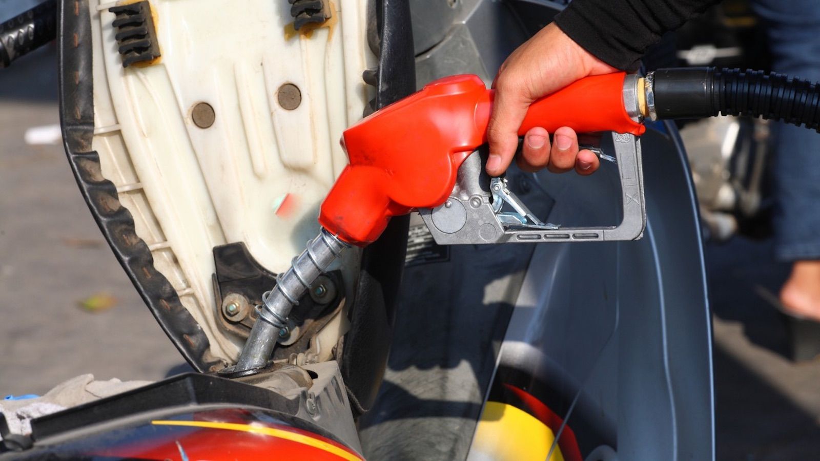 Τέρμα η βενζίνη χωρίς κράνος: Κι όμως δεν είναι αστείο!