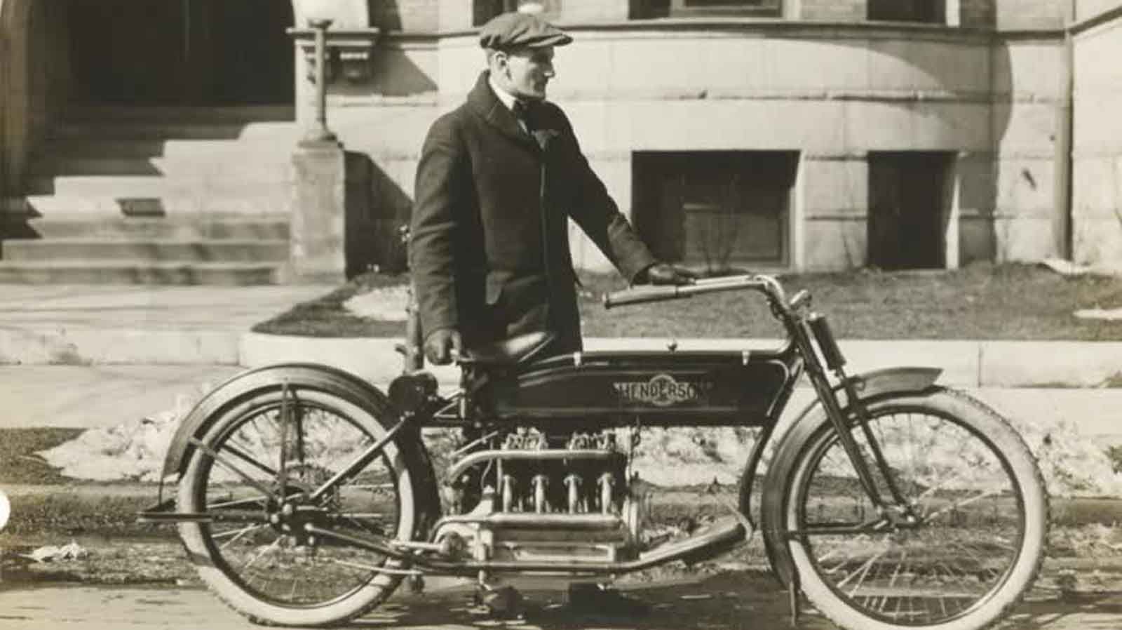 Ο Carl Stearns Clancy, έγραψε ιστορία χωρίς να το ξέρει. Πάνω σε μια Henderson 934 κυβικών