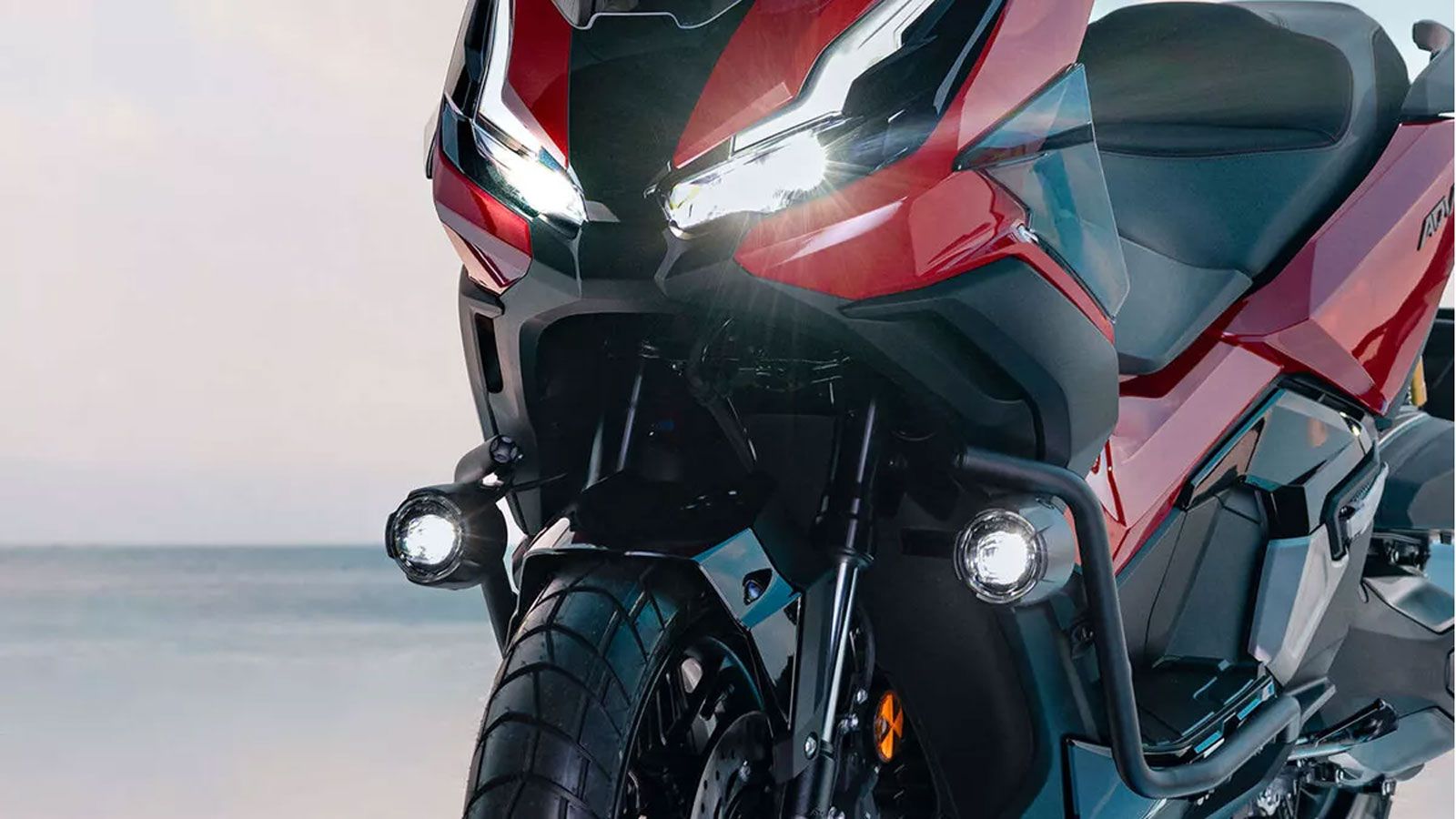 Το Honda ADV 350 διατίθεται μέχρι 31 Δεκεμβρίου με όφελος 540 ευρώ, χάρη στα δωρεάν προστατευτικά κάγκελα και τους προβολείς ομίχλης που τοποθετούνται