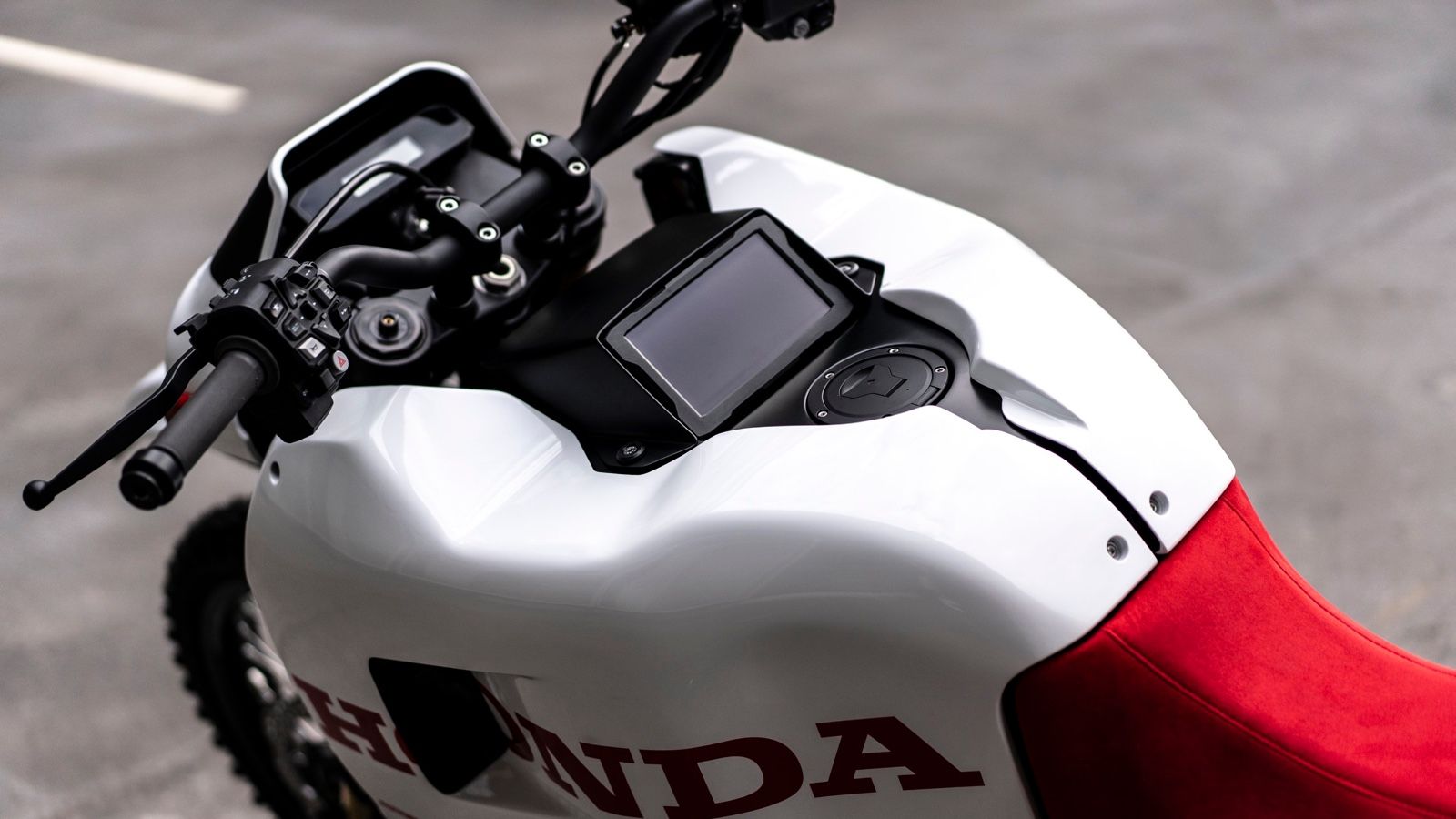 Honda Africa Twin Type 22: Σχεδιασμός από Ντακάρ και βλέμμα από ...άλλο πλανήτη