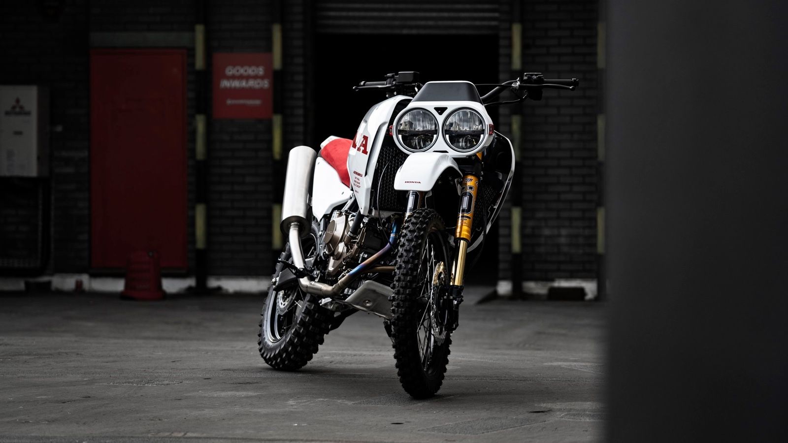 Honda Africa Twin Type 22: Σχεδιασμός από Ντακάρ και βλέμμα από ...άλλο πλανήτη