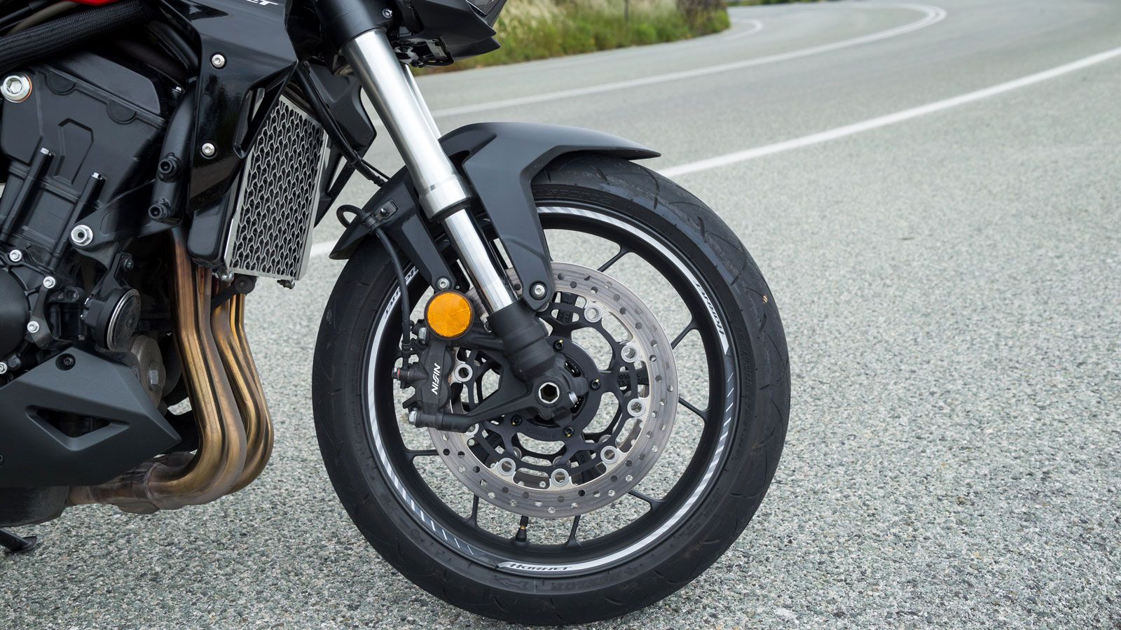 Το σύστημα πέδησης αποτελείται από 2 δίσκους 310χλστ εμπρός με τετραπίστονες ακτινικές δαγκάνες της Nissin και ένα δίσκο 240 πίσω με μονοπίστονη δαγκά