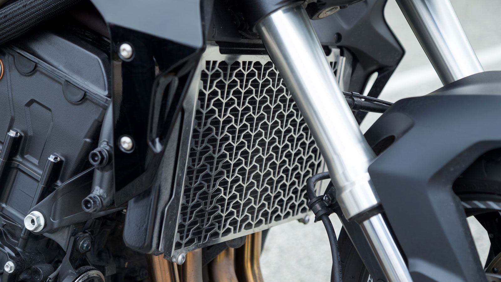 Οι αναρτήσεις αποτελούνται από ένα πλήρως ρυθμιζόμενο πιρούνι SFF-BP 41χλστ της Showa εμπρός με διαδρομή 118χλστ και ένα monoshock αμορτισέρ της ίδιας