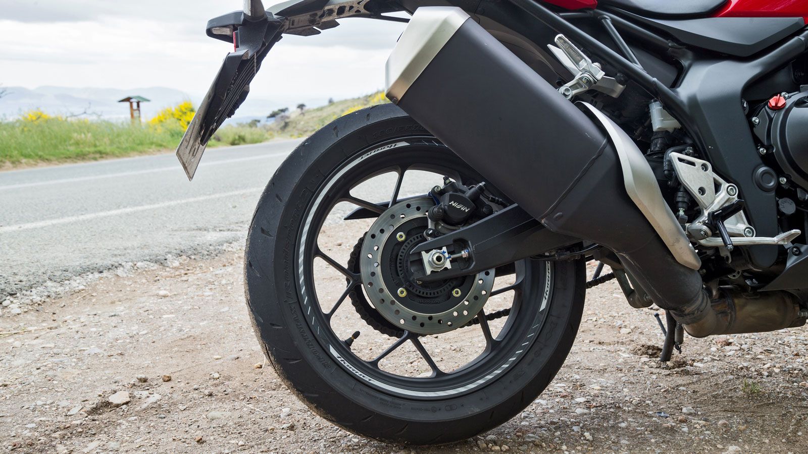 Ο στόχος ανάπτυξης μίας πιο προσιτής μοτοσυκλέτας επιδόσεων, αντικατέστησε το μονόμπρατσο ψαλίδι του CB 1000R με ένα τοξωτό, ασύμμετρο, αλουμινένιο ψα