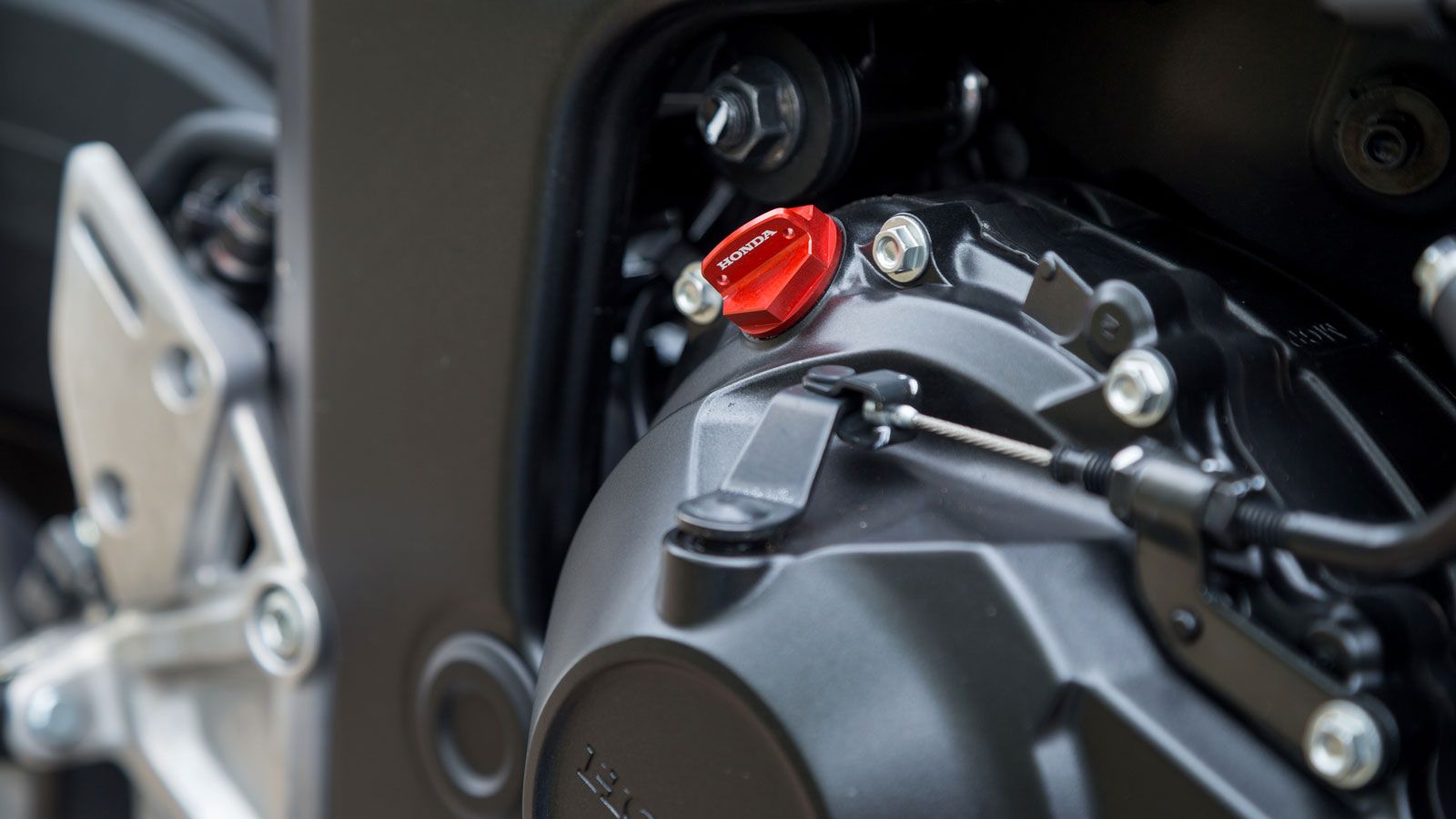 Τα κόκκινα έρχονται λοιπόν στις 11.500 αντί για τις 13.000σαλ, η απόδοση φτάνει τους 152 ίππους στις 11.000σαλ και η ροπή τα 104Nm στις 9. 