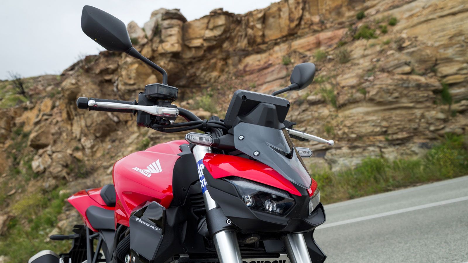 Το μούτρο του θα λέγαμε ότι θυμίζει το απειλητικό πρόσωπο της σφήκας, με τον διπλό minimal προβολέα και τα συνοφρυωμένα DRL-σχισμές πάνω από αυτόν.