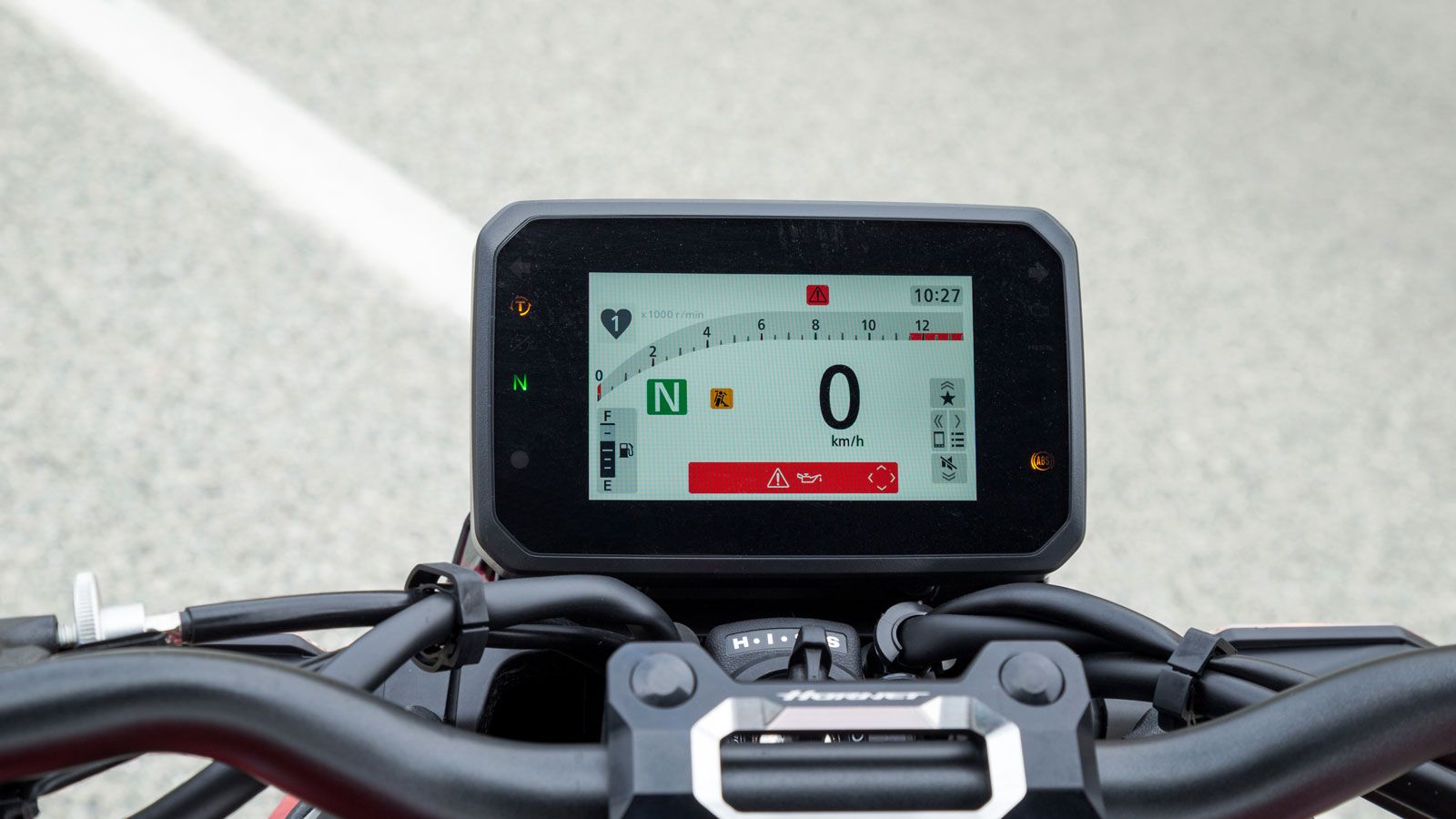 Την γνωστή 5άρα TFT οθόνη που έχει αφομοιώσει στα περισσότερα νέα μοντέλα της η Honda θα βρεις και στο CB 1000 Hornet, με όλες τις απαραίτητες ενδείξε