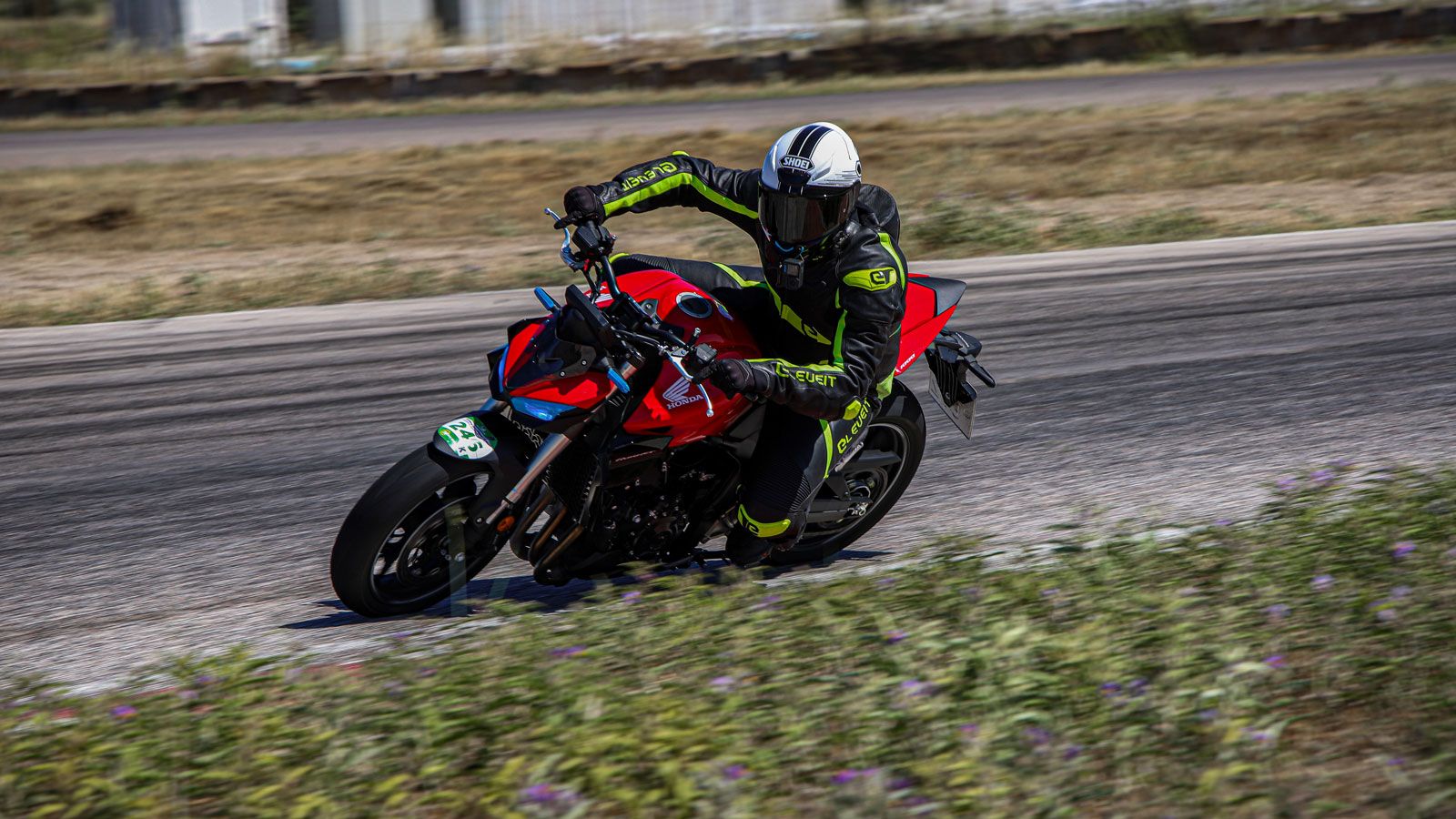 Διαθέτει throttle-by-wire και 5 προγράμματα από τα οποία τα 3 είναι στάνταρ: Sport, Standard & Rain 